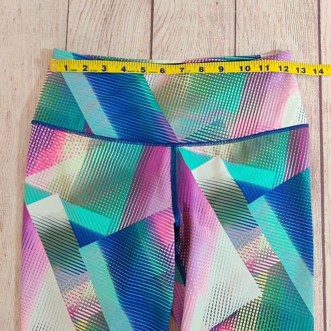 Victoria's Secret VSX Knockout Digi Cube rainbow cropped leggings sz S Size 27" / US 4 / IT 40 - 4 Thumbnail