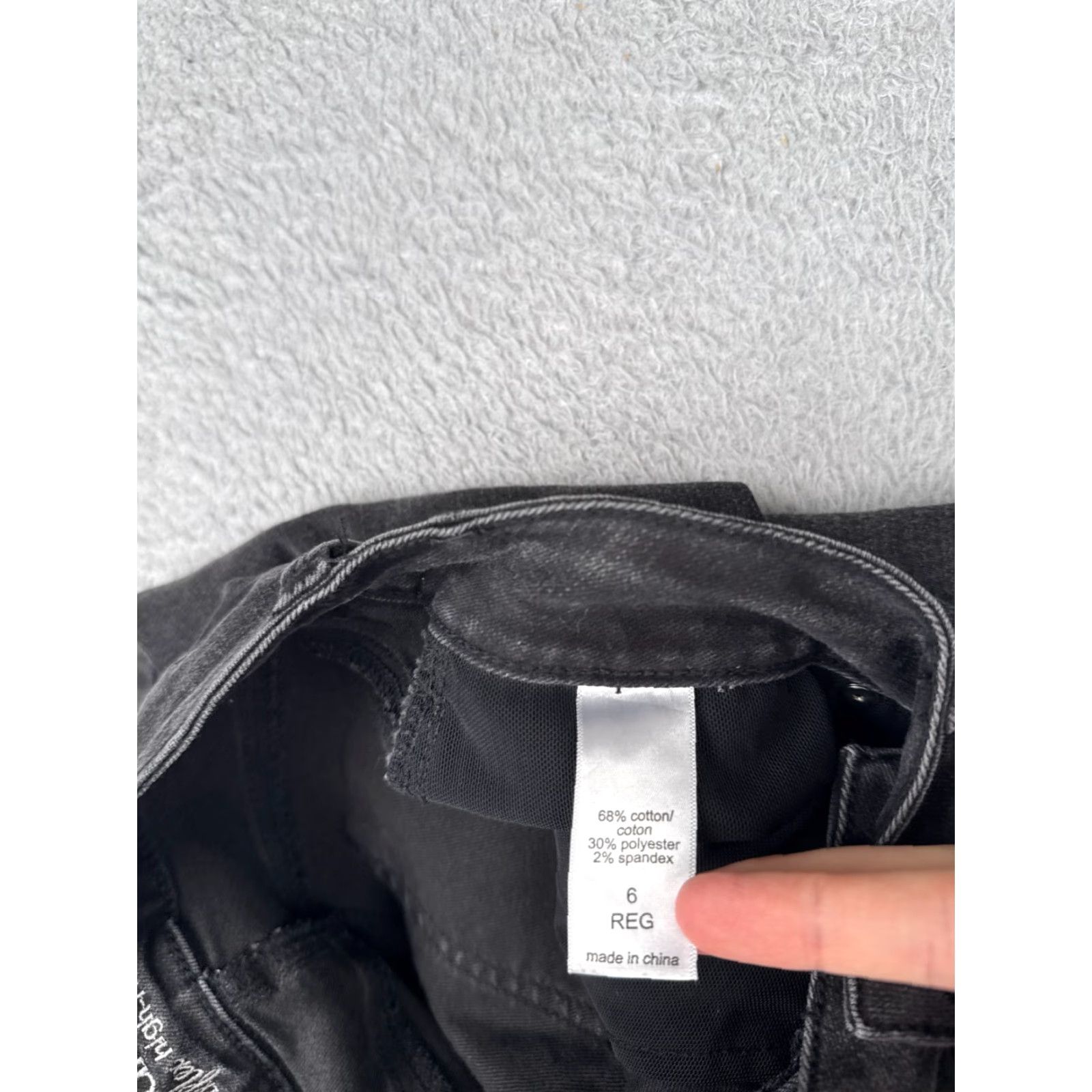 Vintage Maurices Jeans Women 6 Black Denim Skinny Tapered Distressed Raw Hem Button Fly Jeans Size 28" / US 6 / IT 42 - 6 Thumbnail