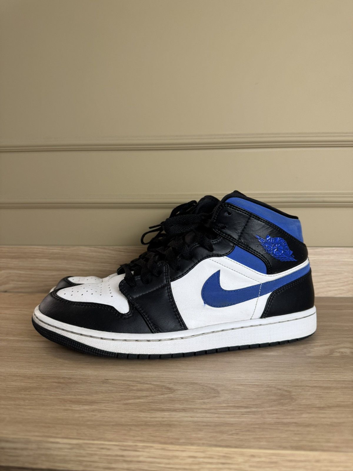 Jordan Brand Nike Air Jordan 1 Mid Chicago Toe Size 10.5 Used No Box Size US 10.5 / EU 43-44 - 2 Thumbnail