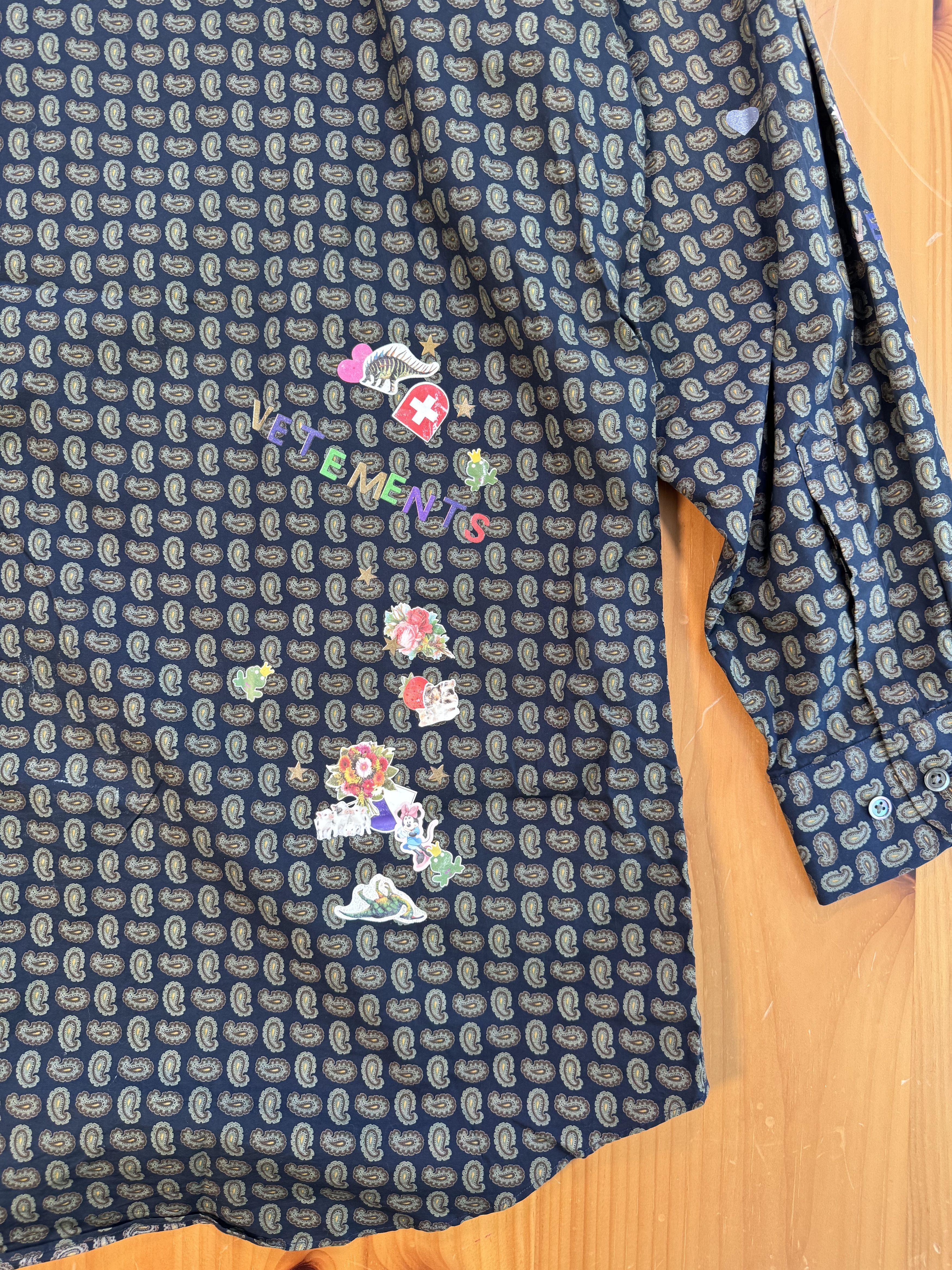 Vetements Vetements RUNWAY paisley & stickers print shirt Size US M / EU 48-50 / 2 - 13 Thumbnail
