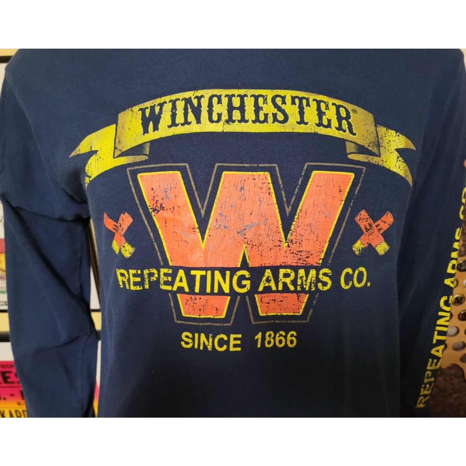 Etro VINTAGE Retro Winchester Repeating Arms Long Sleeve T Shirt Medium Guns Size US M / EU 48-50 / 2 - 2 Thumbnail