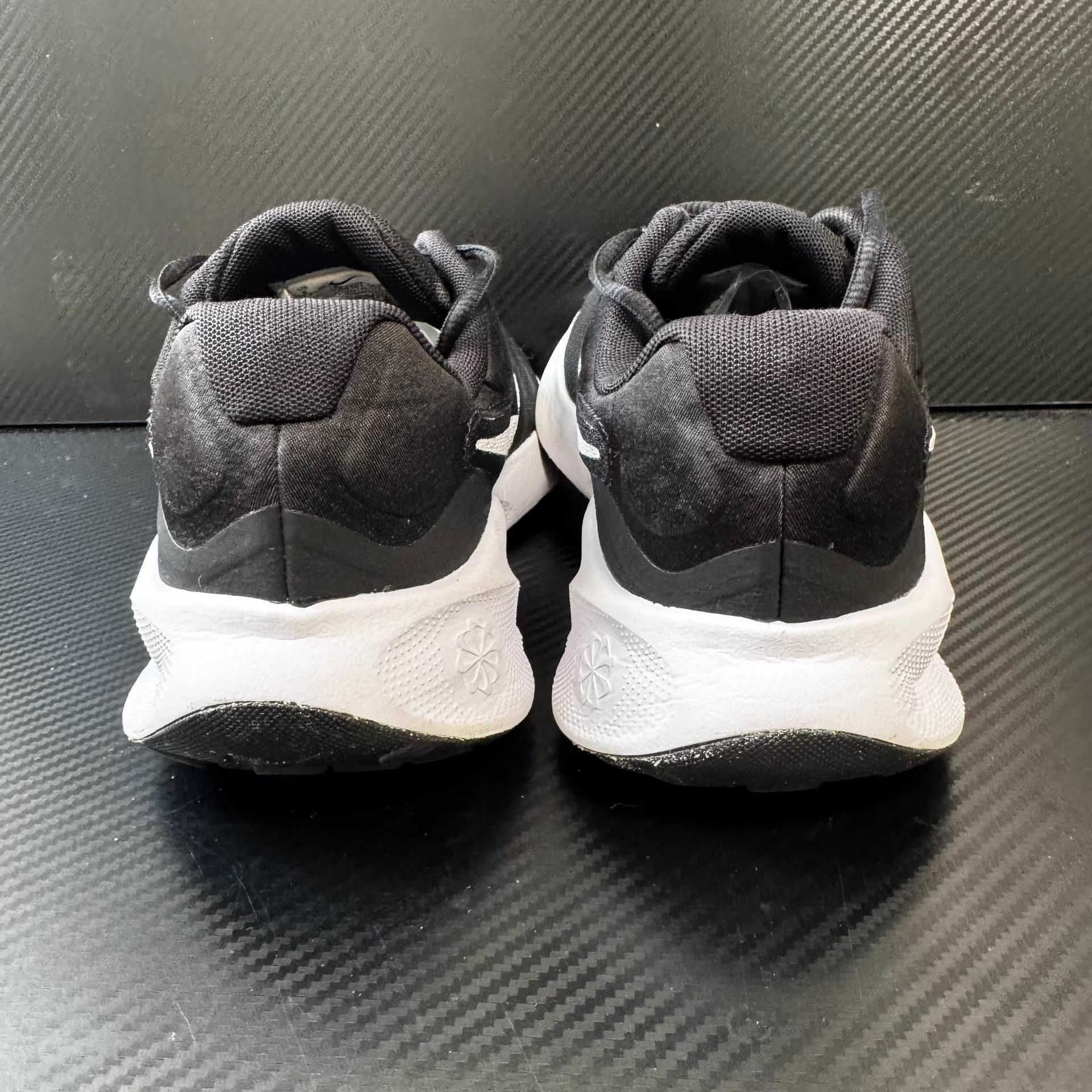 Nike Nike Revolution 7 Running Shoes, Black & White Colorway Q10 Size US 8 / EU 41 - 3 Thumbnail