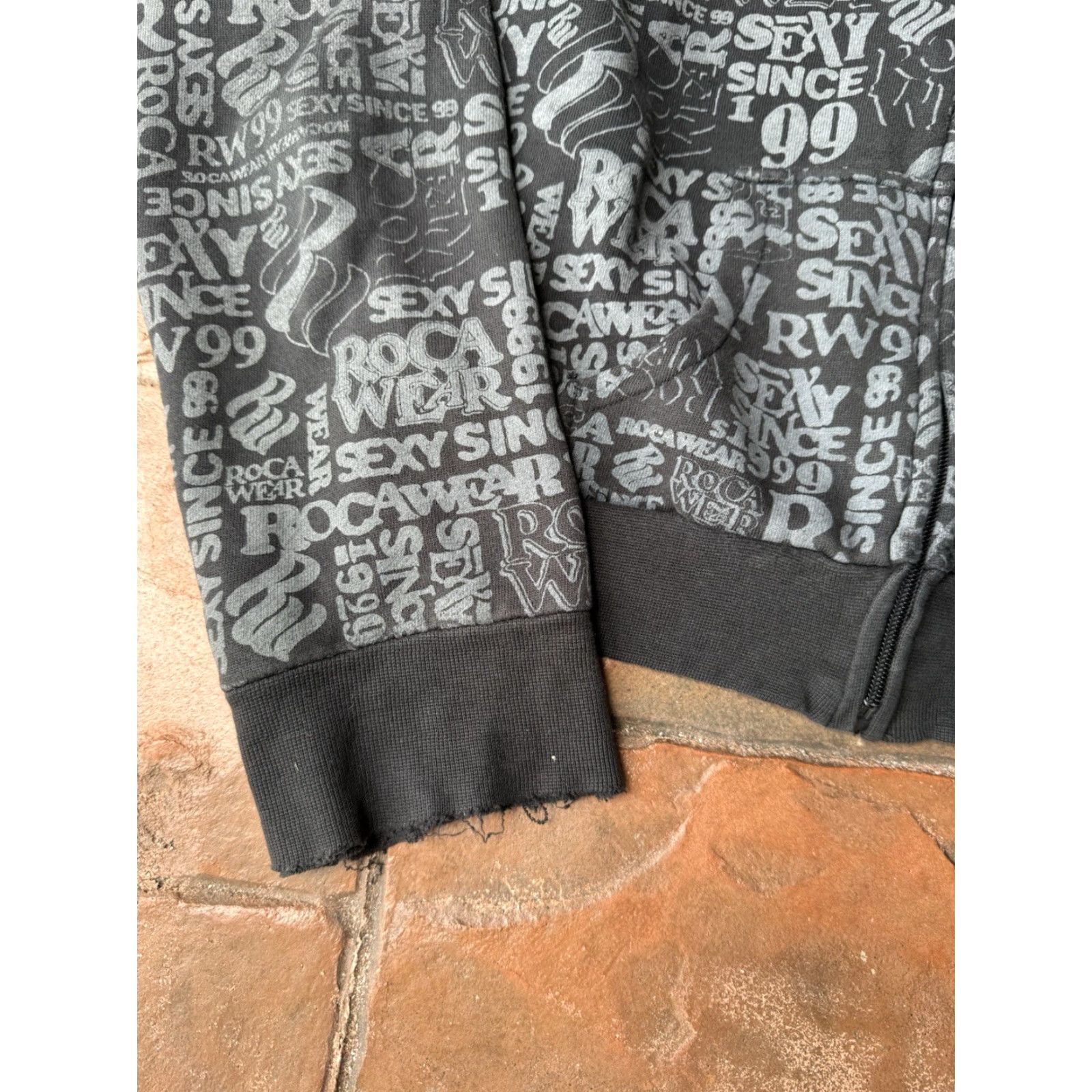 Rocawear VINTAGE Rocawear Zip-Up Hoodie Women's Medium Black Grunge Y2K Logo Zipper Full Zip Hooded Casual Size M / US 6-8 / IT 42-44 - 4 Thumbnail