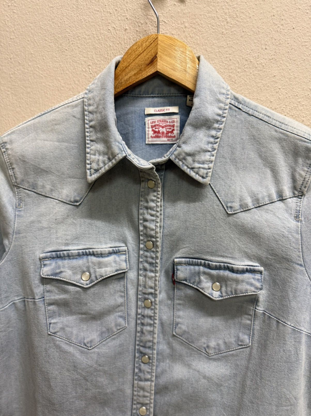 Levi's LEVI’S CLASSIC FIT SNAP BUTTON DENIM JEANS SHIRT Size XS / US 0-2 / IT 36-38 - 19 Thumbnail