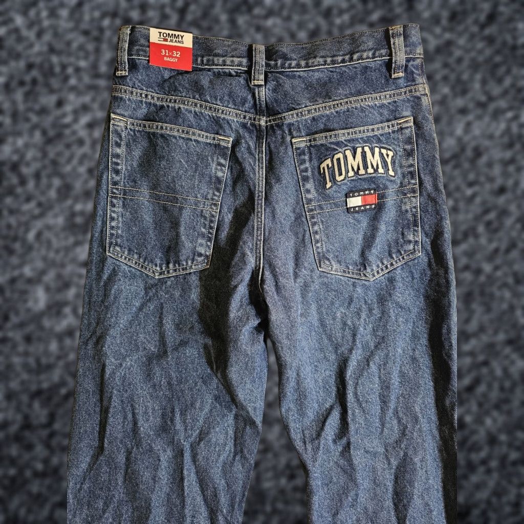 Tommy Hilfiger VINTAGE Tommy Hilfiger Jeans Men 31x32 Baggy Loose Fit TOMMY Patch Logo Jeans Mens Size US 31 - 1 Thumbnail