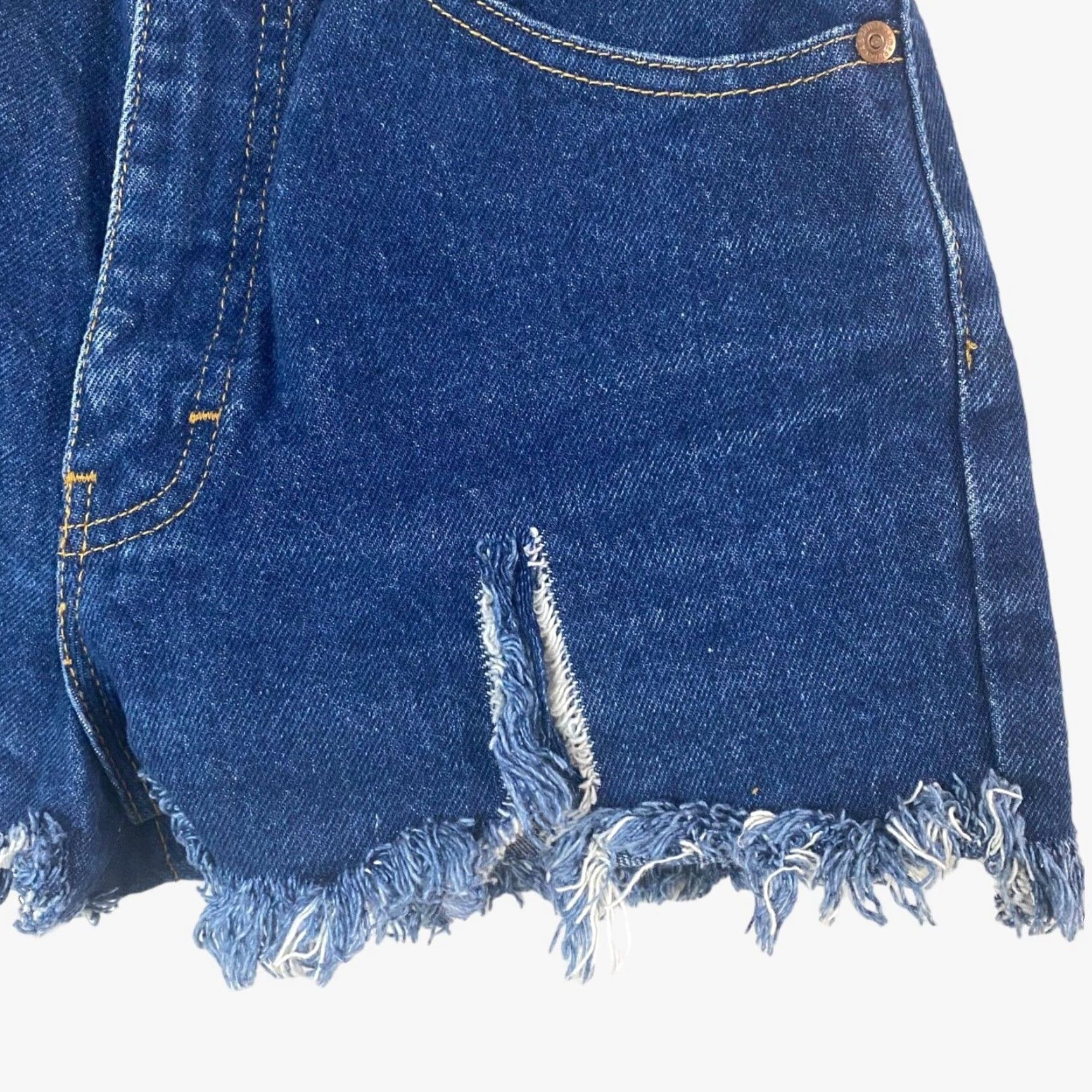 Vintage VINTAGE Brittania High-Waisted Jeans Shorts Womens 5 Blue Medium Wash Raw Hem Denim United States 100% Cotton Womens Brittanya? Size 27" / US 4 / IT 40 - 6 Thumbnail
