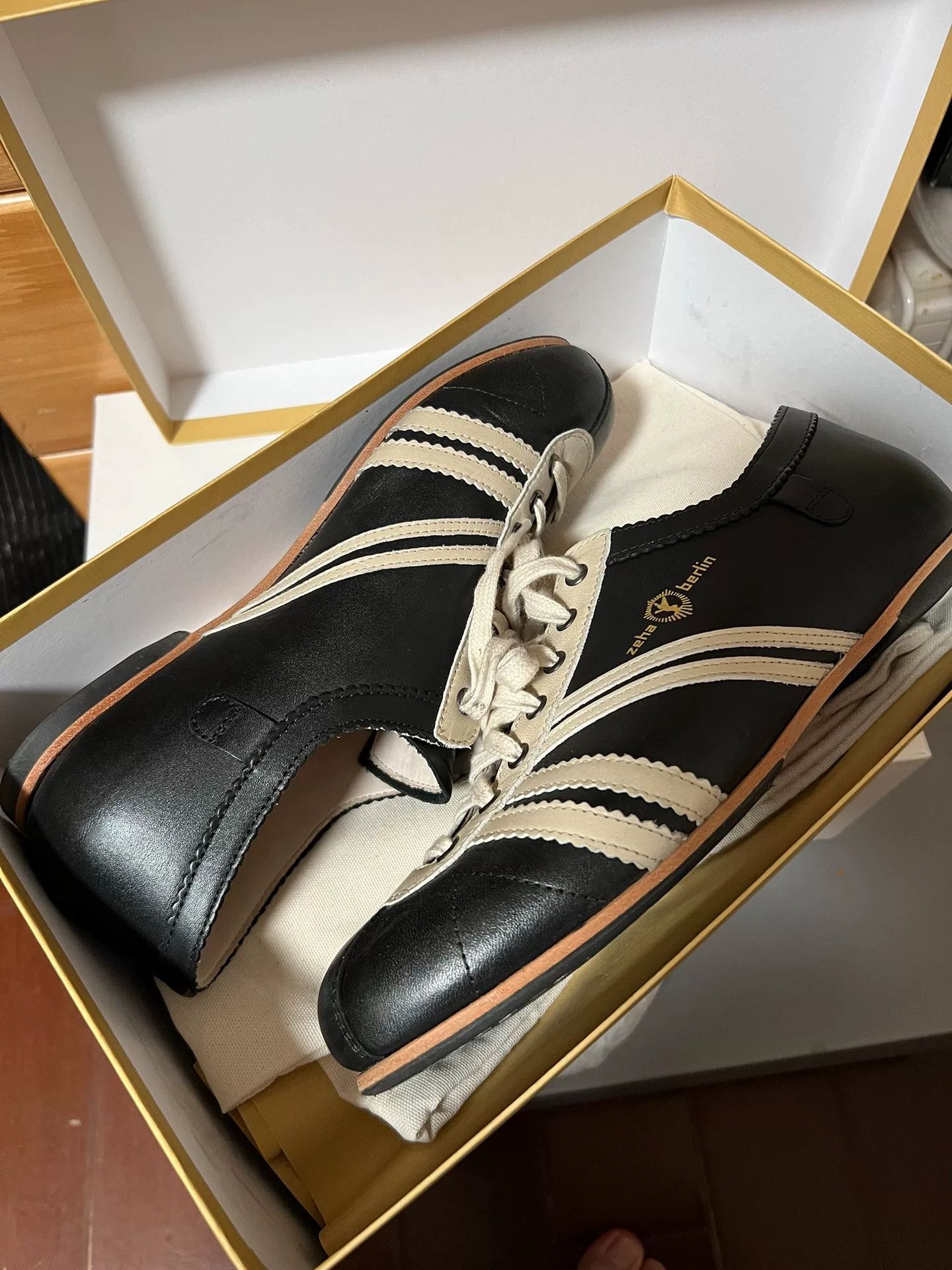 Vintage Classic Black and White Low-top Sneakers Size US 8 / EU 41 - 1 Thumbnail
