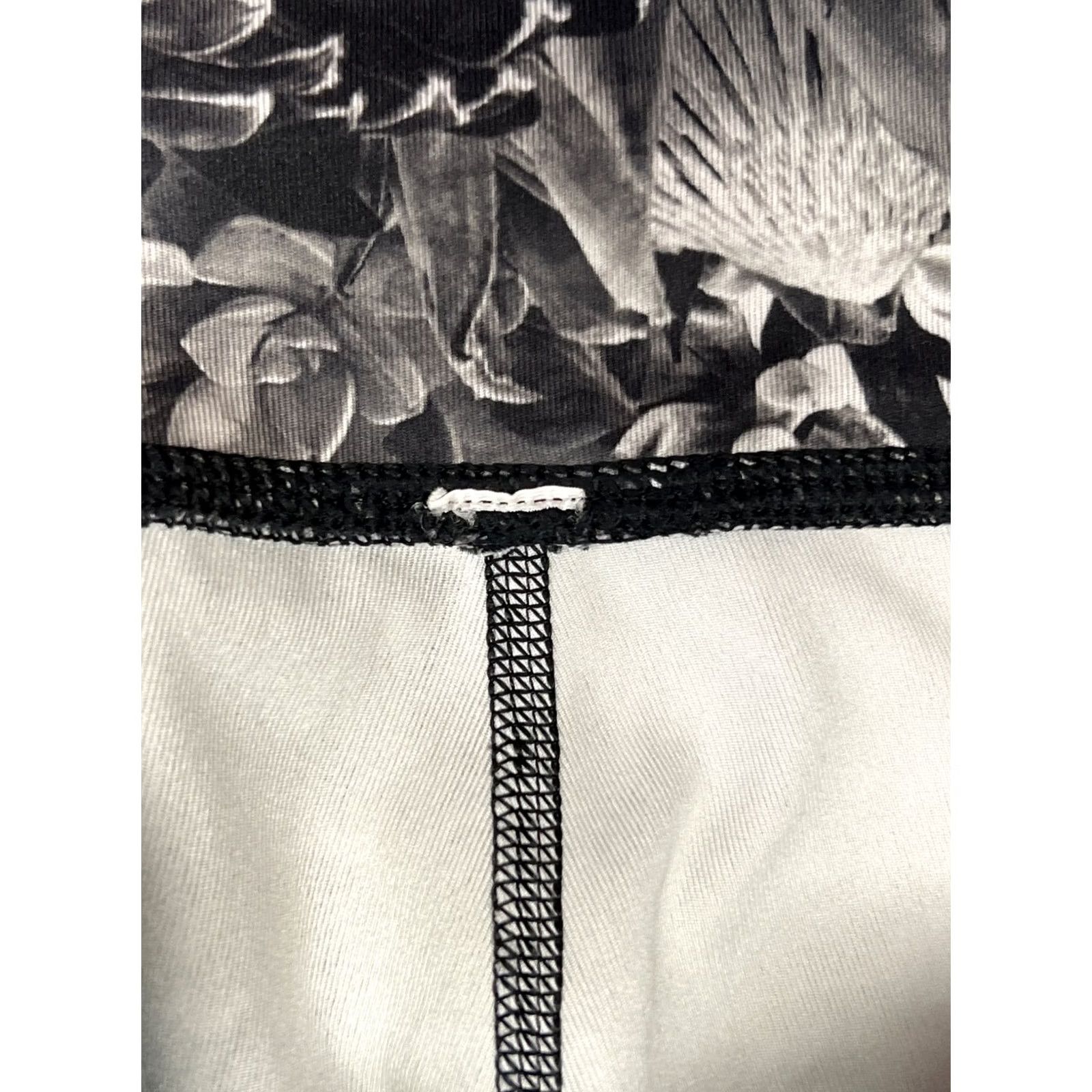 Lululemon Lululemon Leggings Size 6 Floral Capri Black Gray Cropped Women's Size 28" / US 6 / IT 42 - 5 Thumbnail