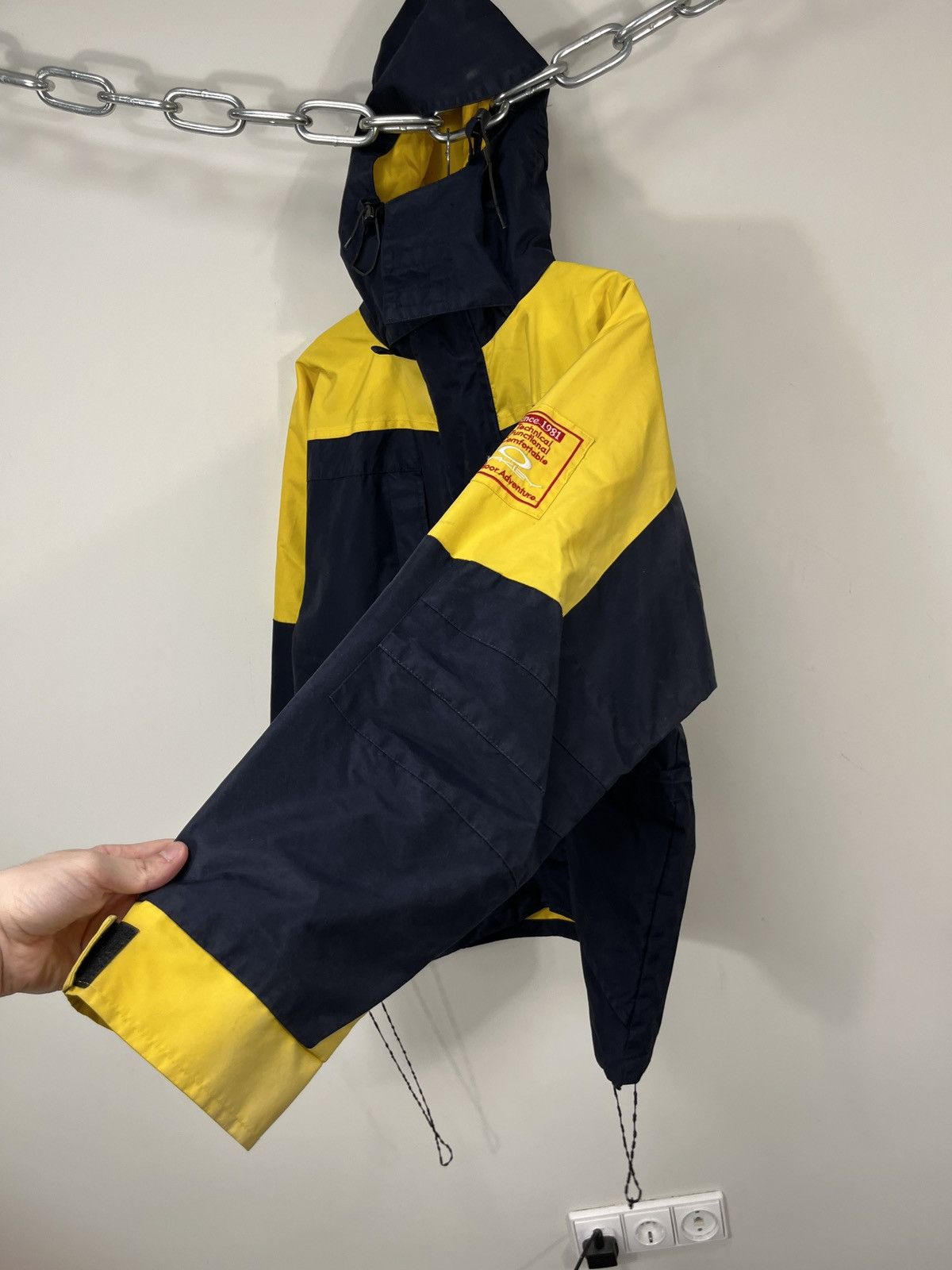 Oakley Vintage Oakley 90s Tech Hooded Outdoor Windbreaker Jacket Size US M / EU 48-50 / 2 - 11 Thumbnail