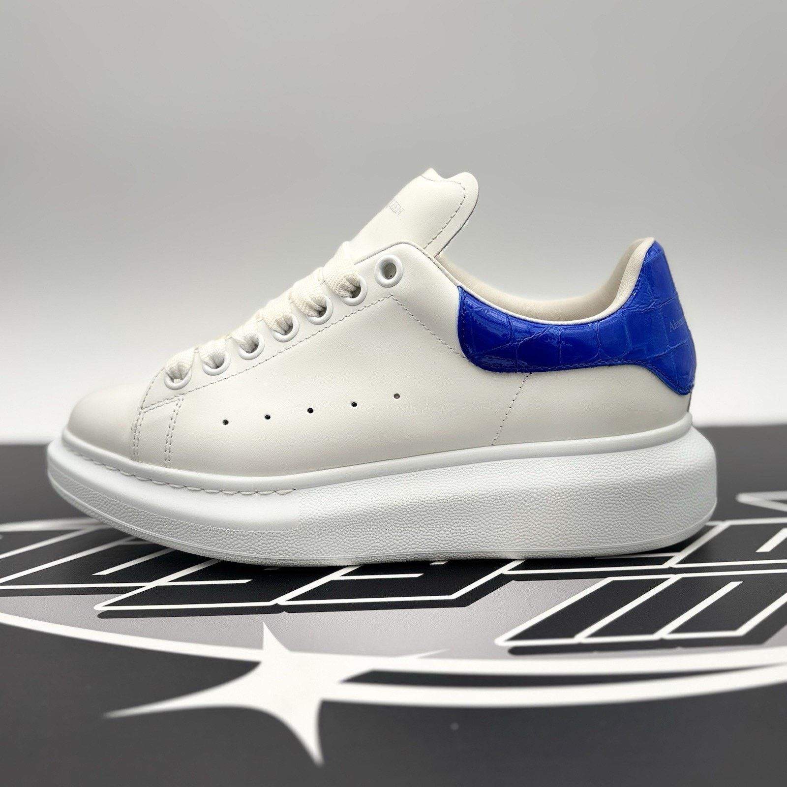 Alexander McQueen Alexander McQueen Oversized ' White Ultramarine' | GREAT! Size US 8 / IT 38 - 11 Thumbnail
