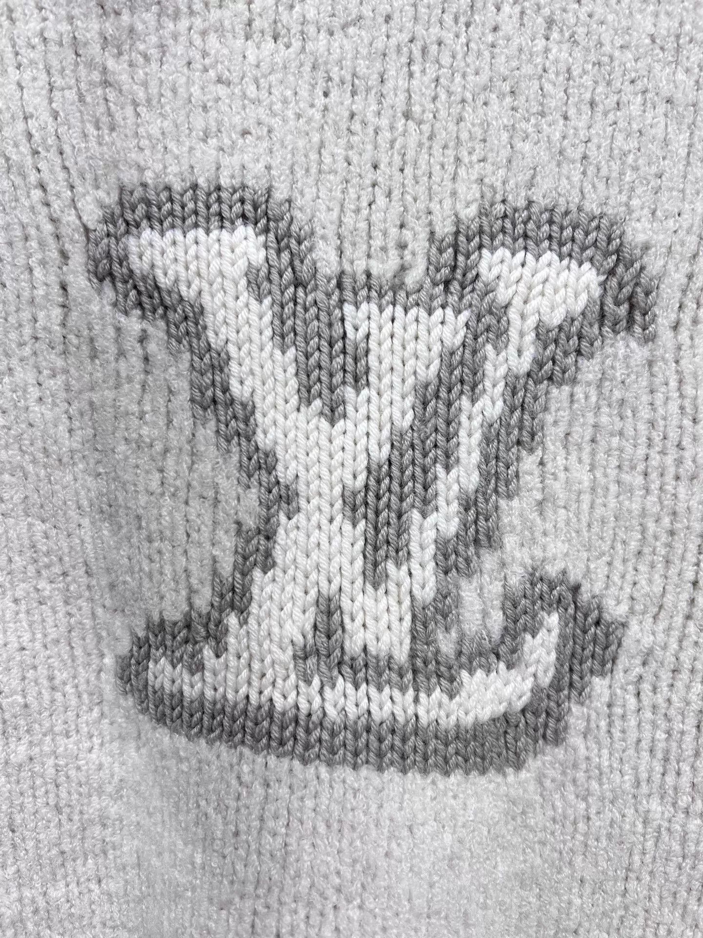 Louis Vuitton LV 26 New Ivory Embroidered Sweater M Size M / US 6-8 / IT 42-44 - 4 Thumbnail