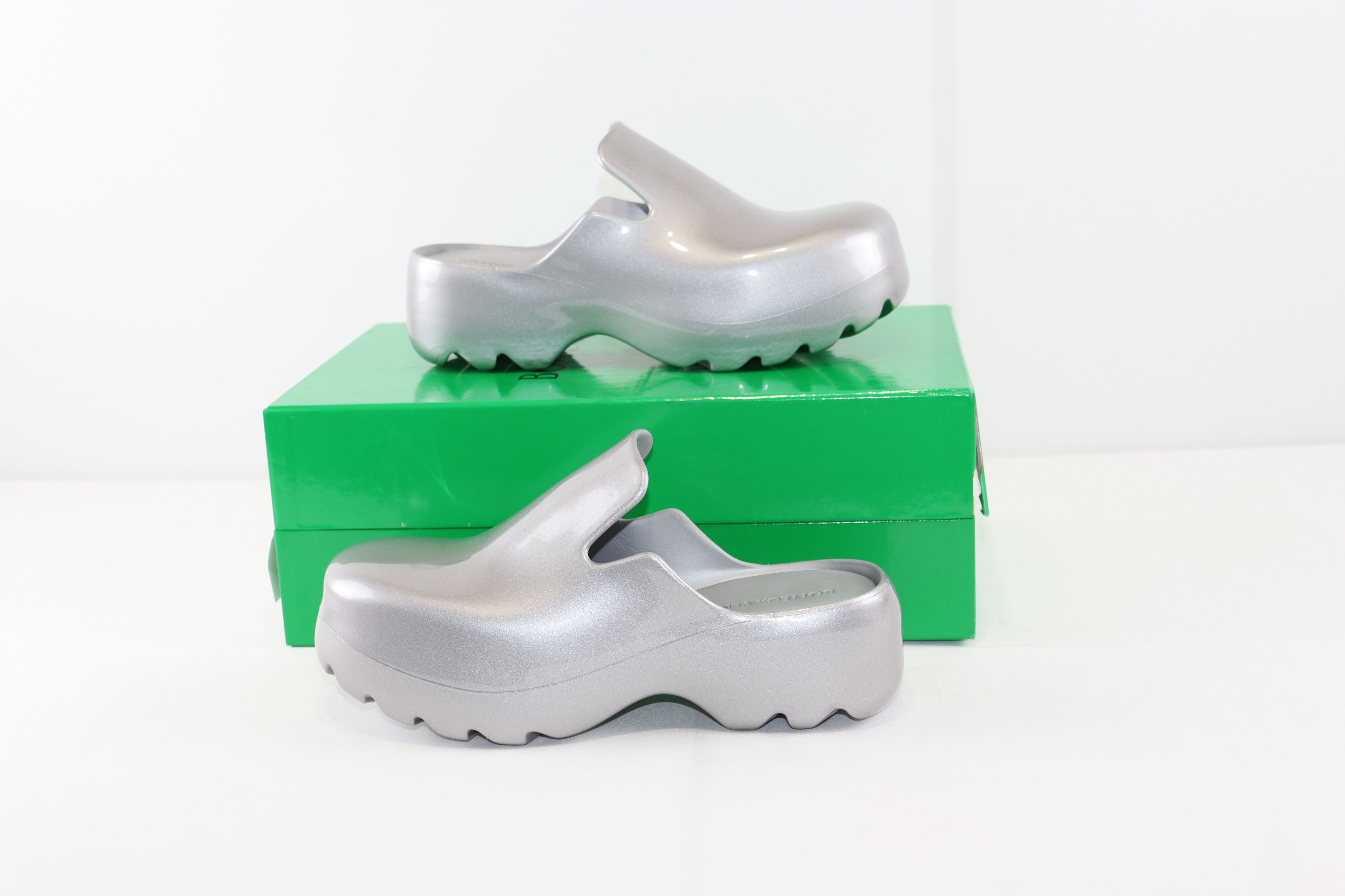 Bottega Veneta o1rshd1 / Flash Rubber Slipper / Slip On in Silver Size US 9 / EU 42 - 1 Thumbnail