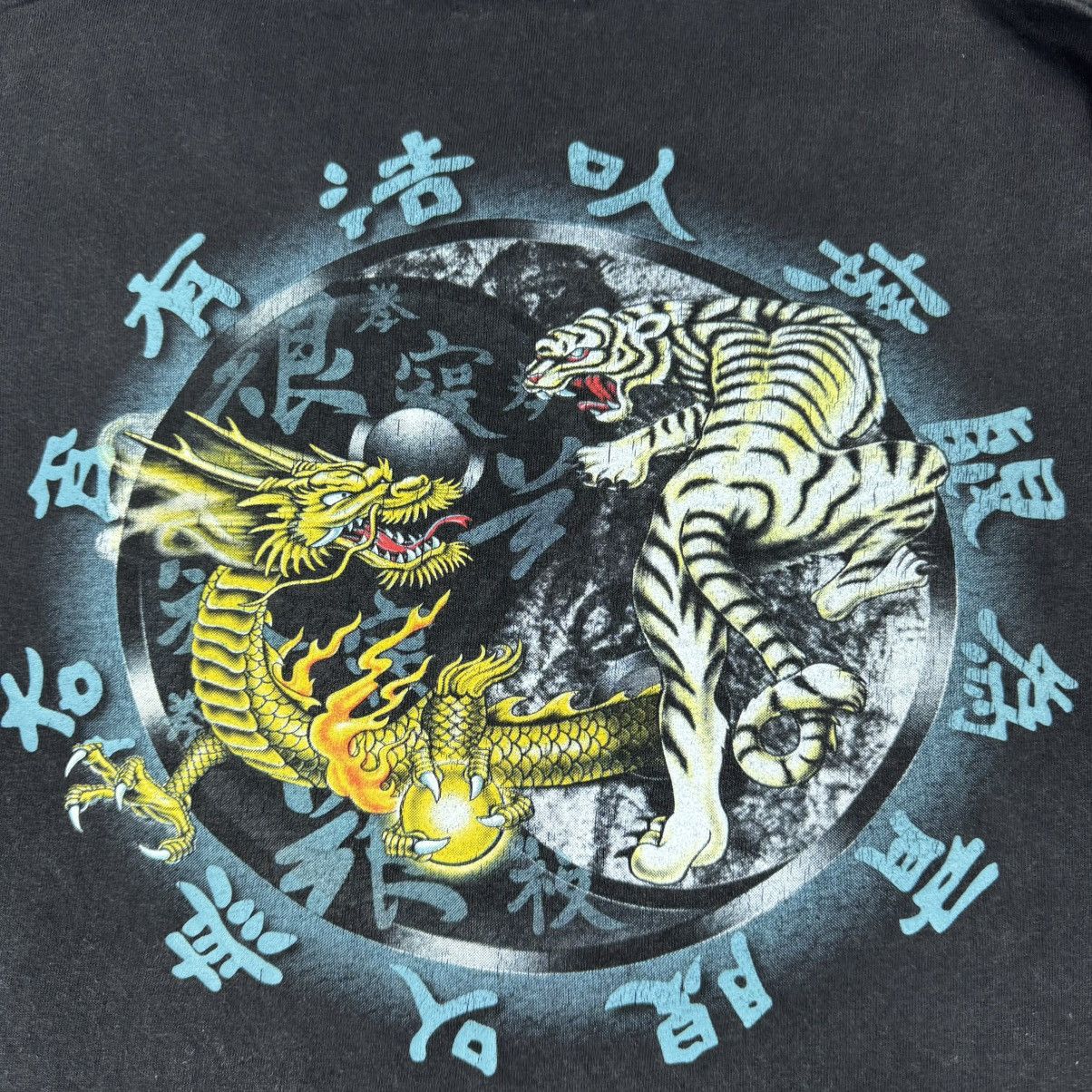 Vintage Vintage Graphic Dragon and White Tiger YIN AND YANG T-shirt Size US L / EU 52-54 / 3 - 6 Thumbnail