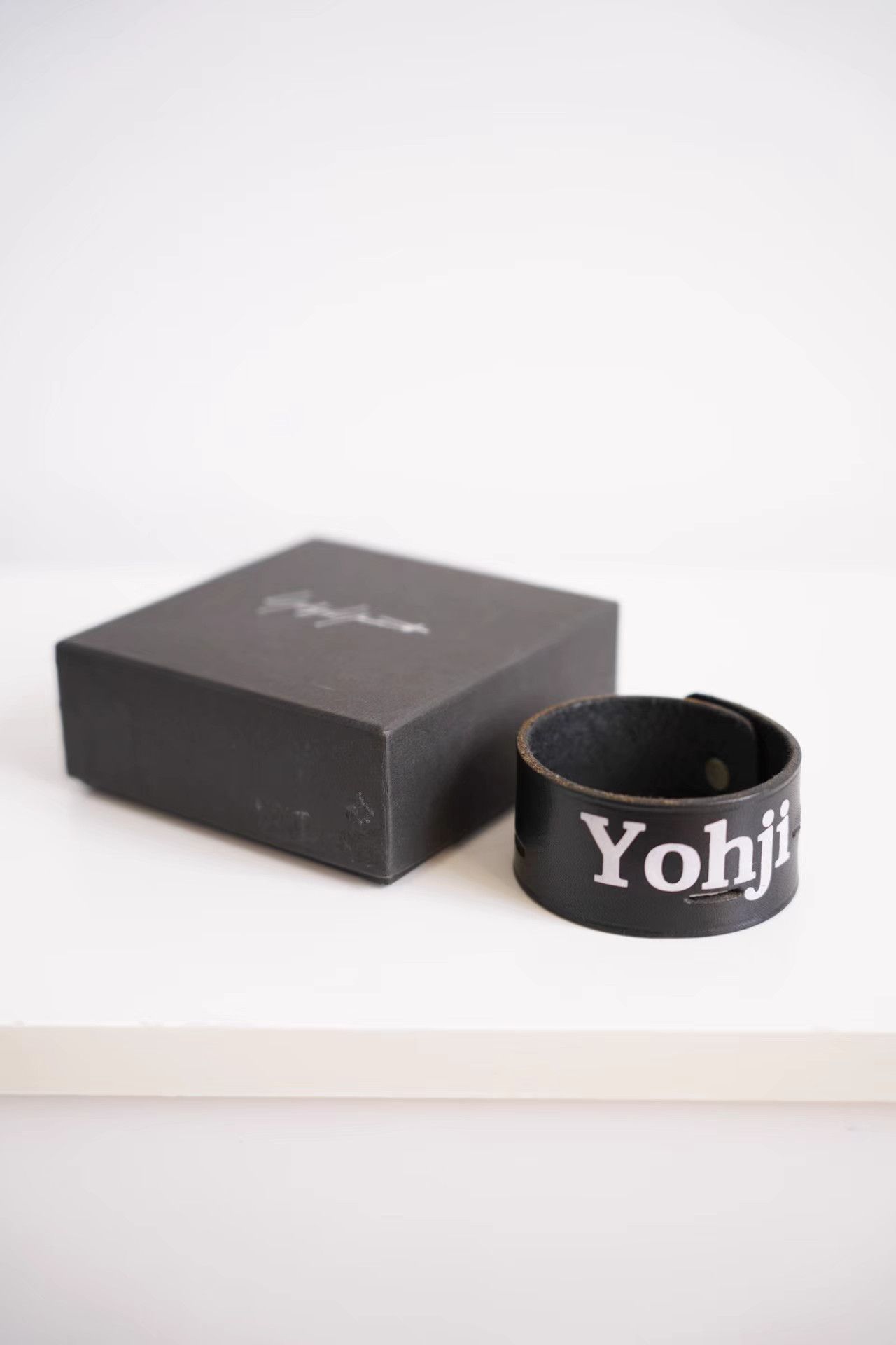 Yohji Yamamoto Yohji Yamamoto 08aw Slogan Leather Bracelet K4 Size ONE SIZE - 1 Thumbnail