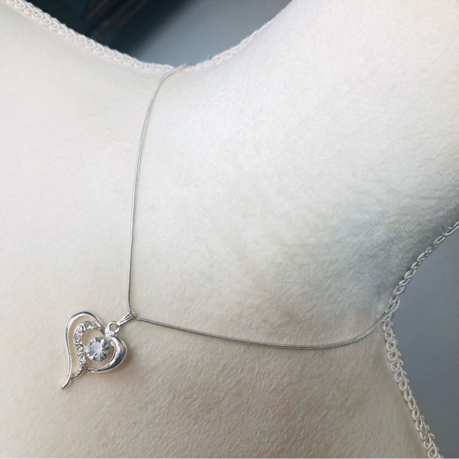 Vintage Vintage clear faceted stone heart pendant on chain necklace Size ONE SIZE - 1 Thumbnail