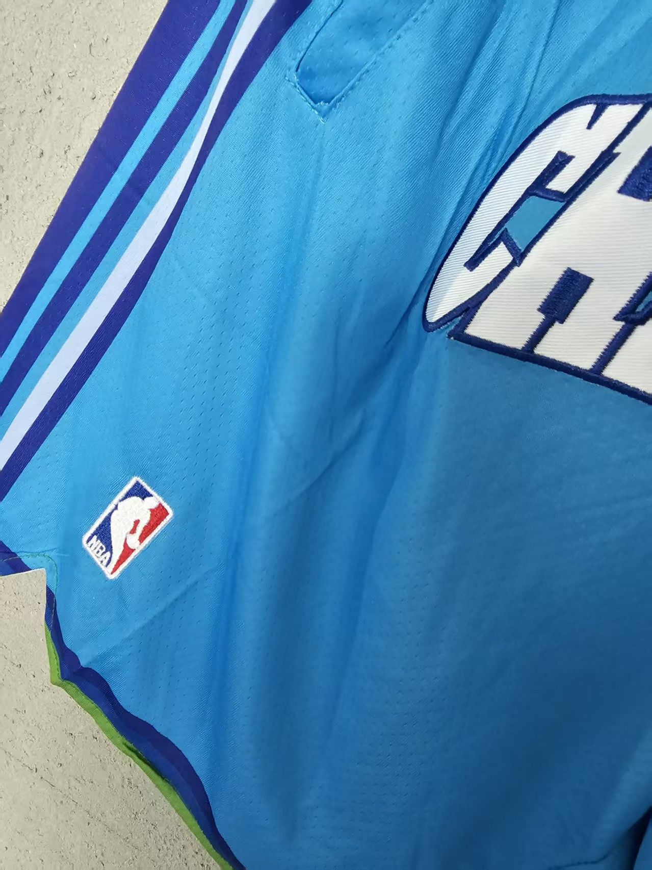 NBA Charlotte Hornets Short XL Vintage Size US 36 / EU 52 - 3 Thumbnail