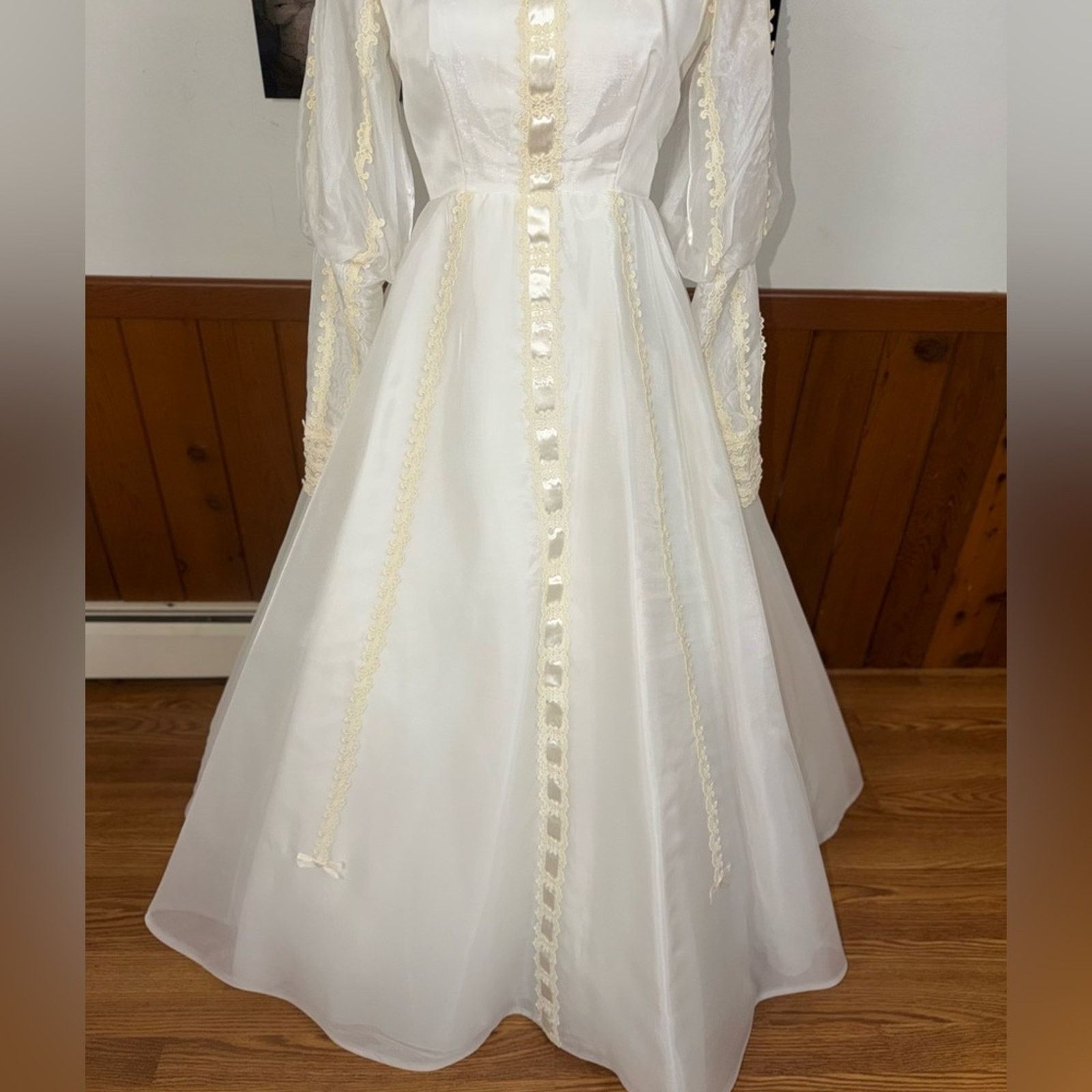 Vintage Gorgeous Vintage 1970s/80s Union Made Wedding Gown & Veil Size L / US 10 / IT 46 - 3 Thumbnail