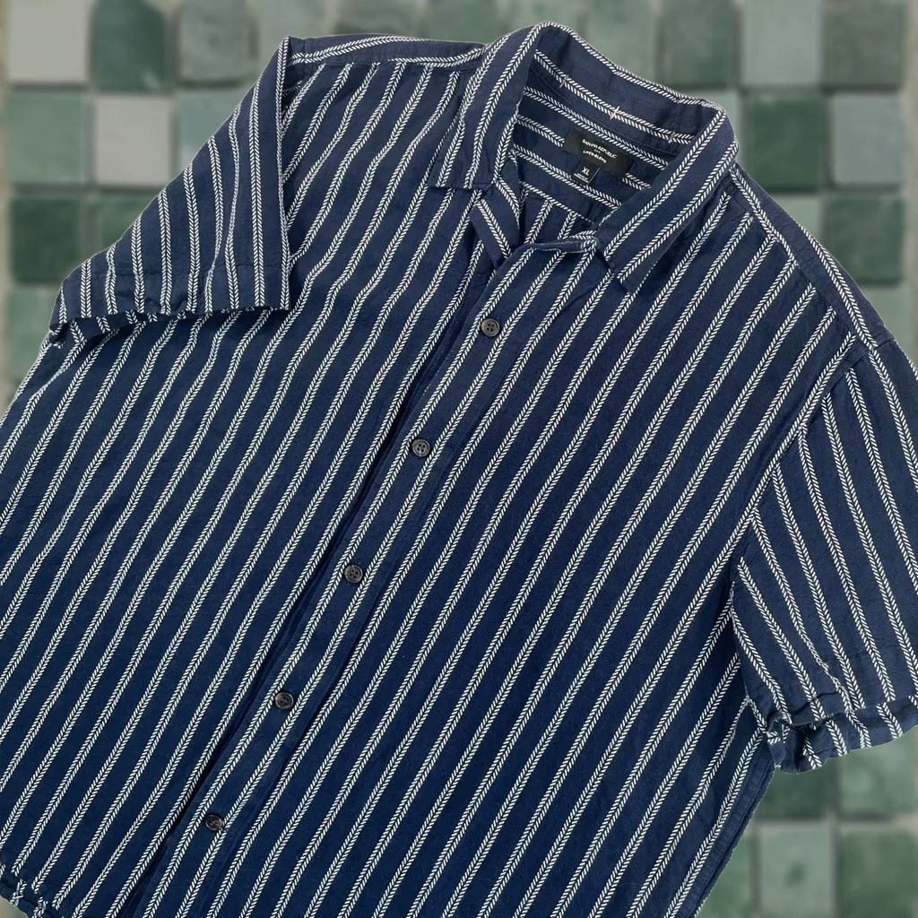 Banana Republic Banana Republic Camp Shirt Men XL Blue Striped Linen Blend Button-Up Casual Vacation Size US XL / EU 56 / 4 - 1 Thumbnail