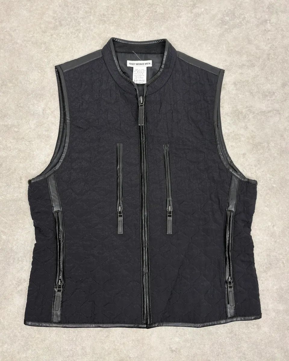 Issey Miyake 2000s Issey Miyake Black Quilted Nylon Vest Size US S / EU 44-46 / 1 - 1 Thumbnail