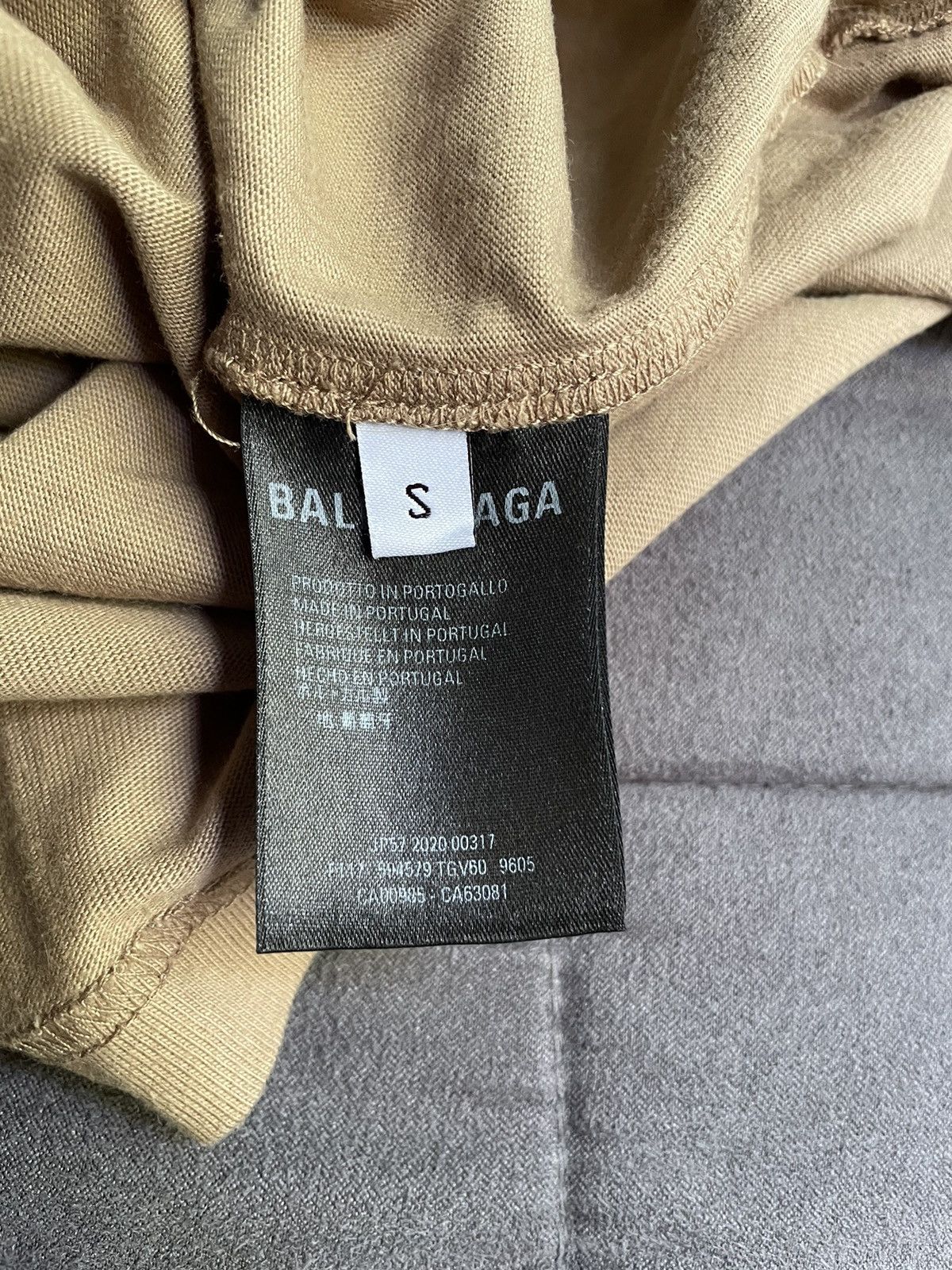 Balenciaga Balenciaga Beige Crest Logo T Shirt Size US S / EU 44-46 / 1 - 7 Thumbnail