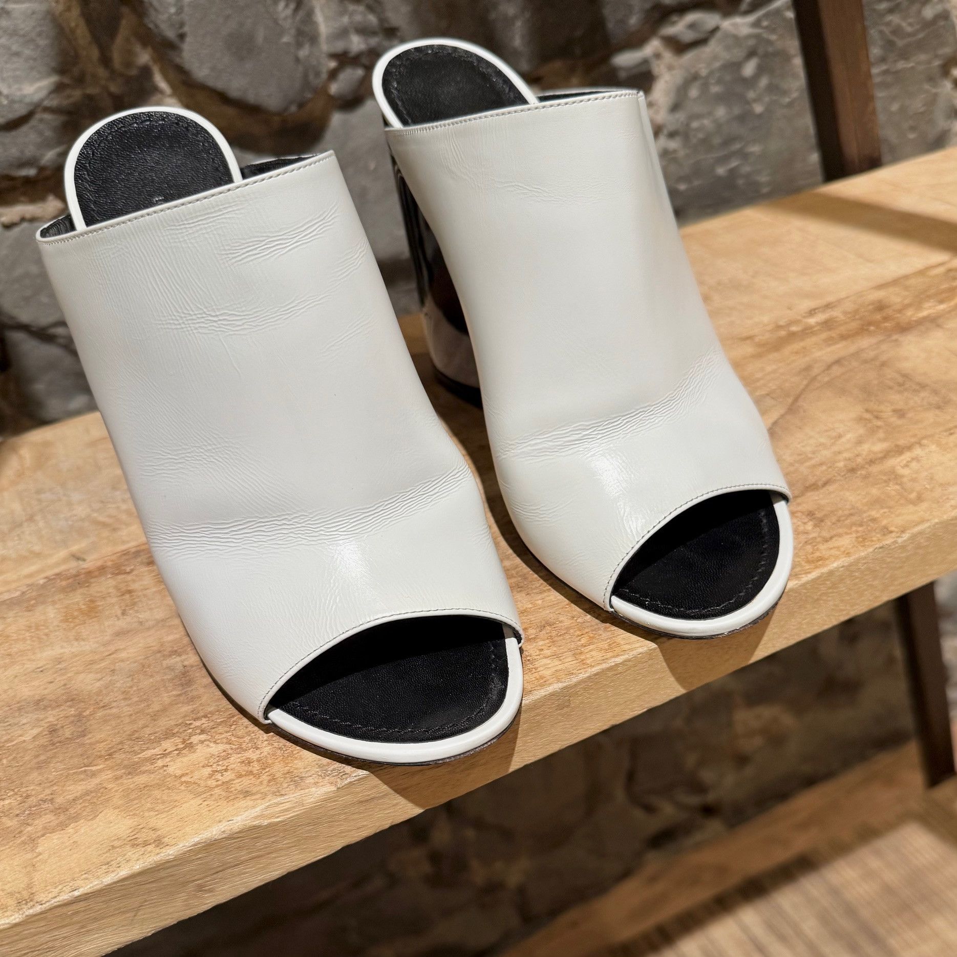 Louis Vuitton Louis Vuitton White Leather Topmost LV Logo Heeled Mules Size US 9 / IT 39 - 3 Thumbnail