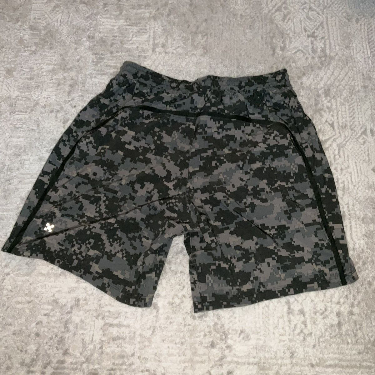 Lululemon Lululemon Digital Camo Shorts Size US 34 / EU 50 - 1 Thumbnail