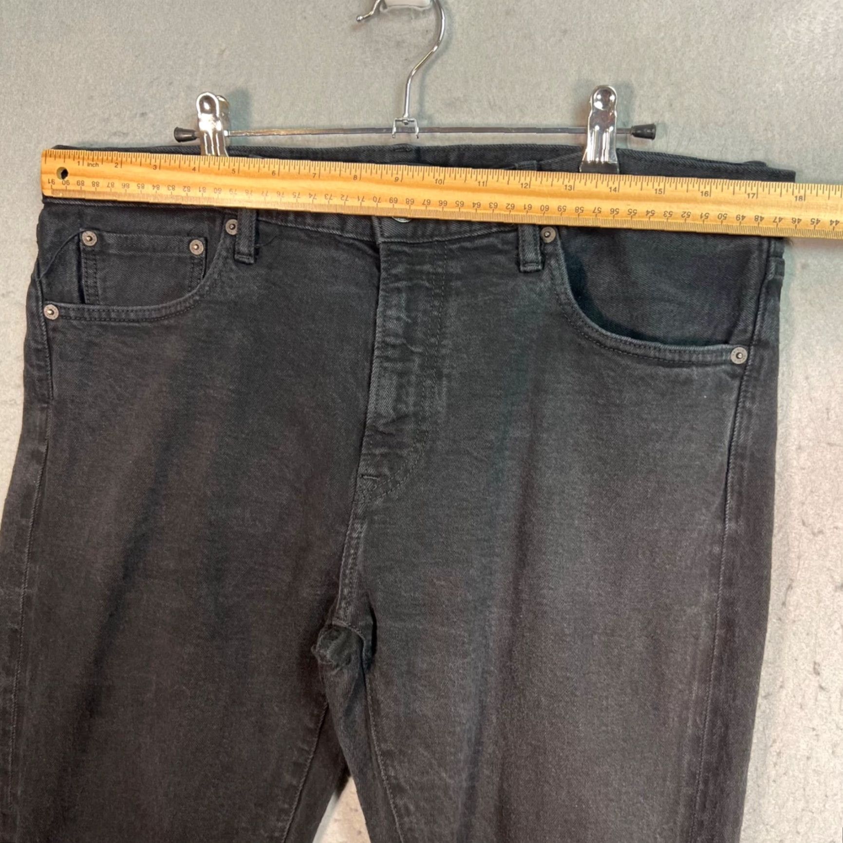 Uniqlo Uniqlo Jeans Mens 35 x 32 Black Skinny Fit Denim Cotton Spandex Regular 5-Pocket Inseam 32 Bagged Size US 35 - 5 Thumbnail