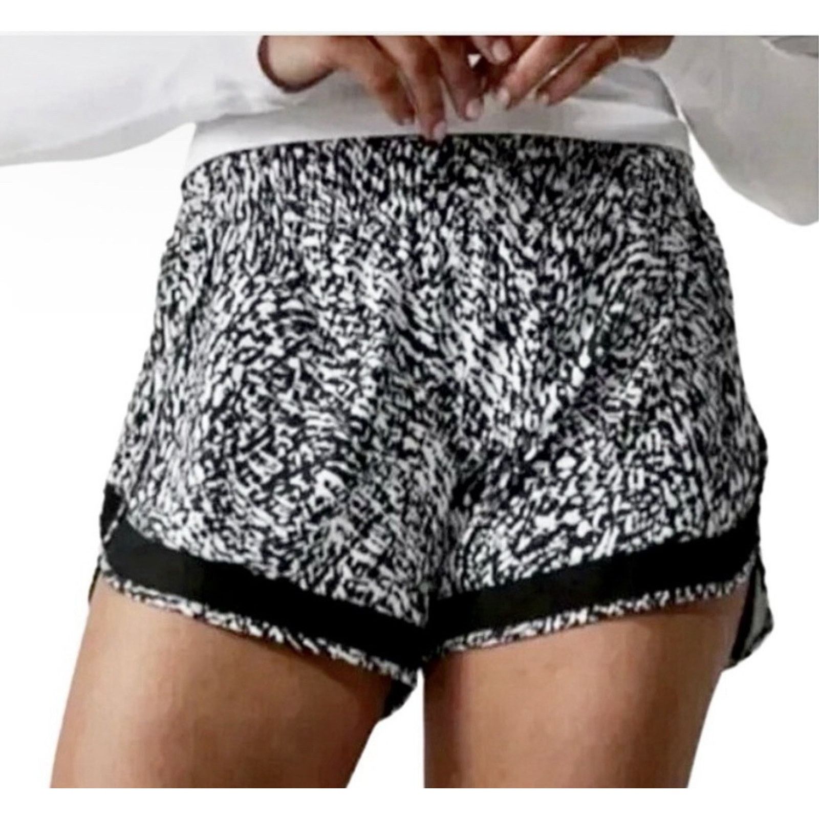 Athleta Athleta Printed Mesh Racer Run Shorts Black White Size S Size 27" / US 4 / IT 40 - 2 Thumbnail
