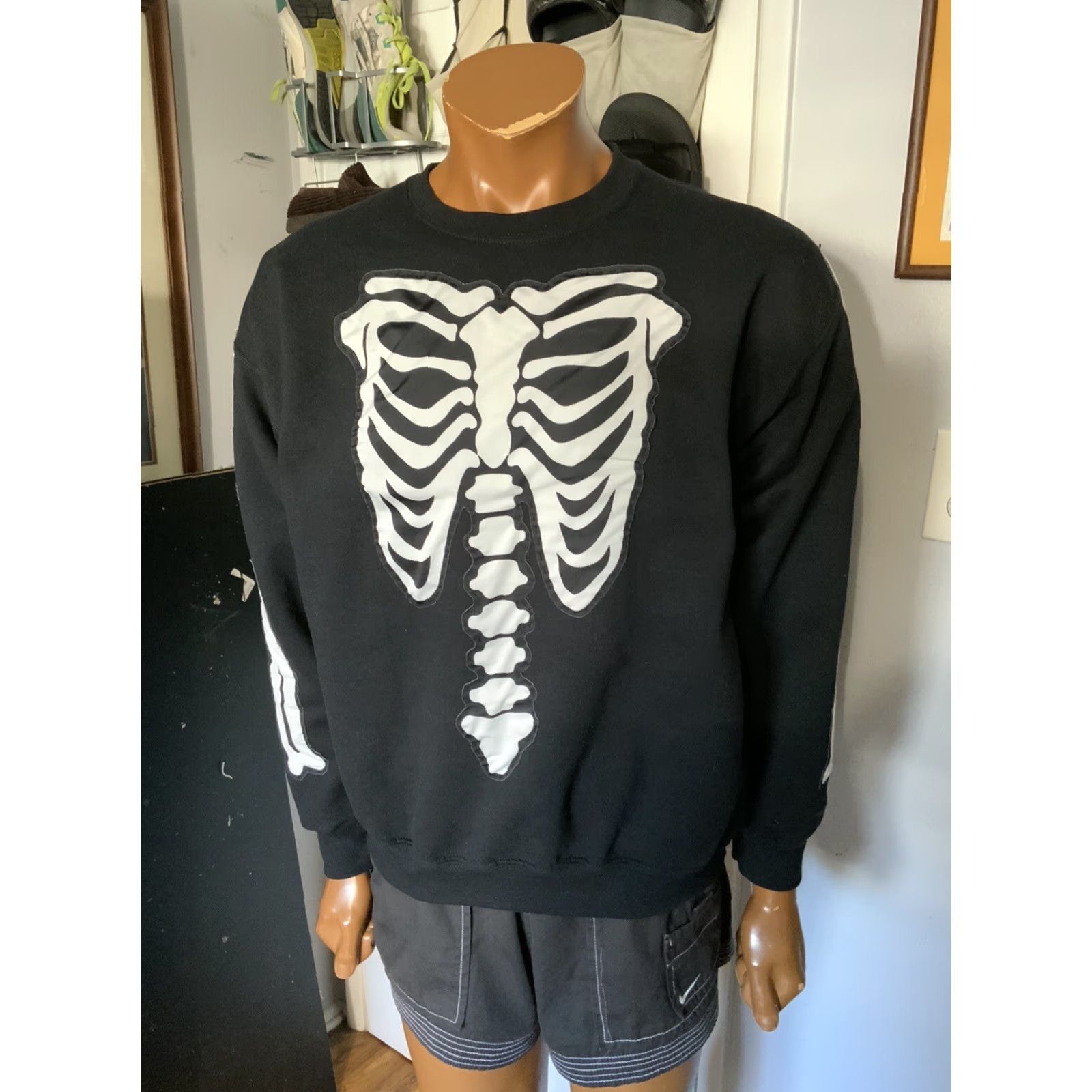 Gildan VINTAGE Gildan Cut & Sew Bones Appliqué Fleece Black Reworked Crewneck Sweatshirt L Mens Size US L / EU 52-54 / 3 - 6 Thumbnail