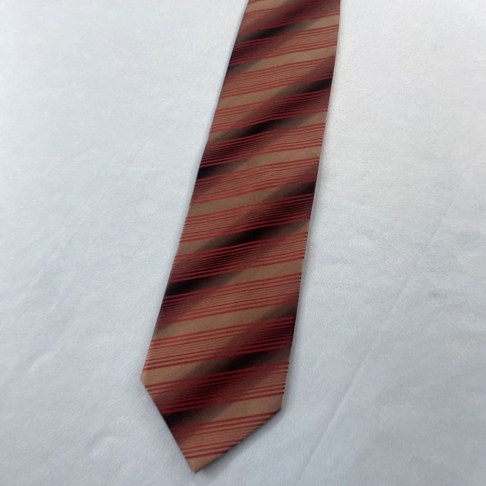 Vintage VINTAGE Repp Geometric Illusion Necktie Silk ITALY 4x57" Silver Red Abstract Pattern Designer Wide Men’s Tie Size ONE SIZE - 3 Thumbnail