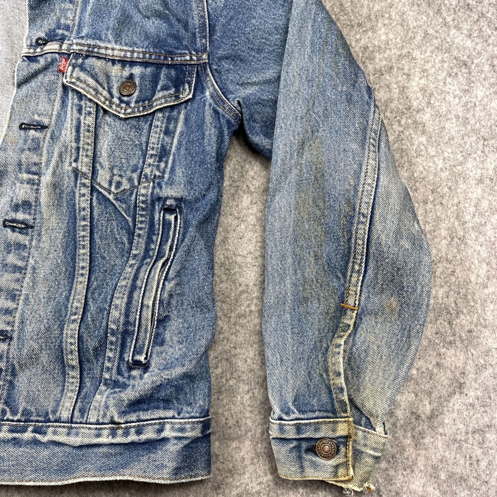 Levi's VINTAGE Levi's Trucker Jacket Denim Blue 38 Regular Men's Distressed USA 80s Leather? (Note: cannot add new info) Size US XXS / EU 40 - 3 Thumbnail