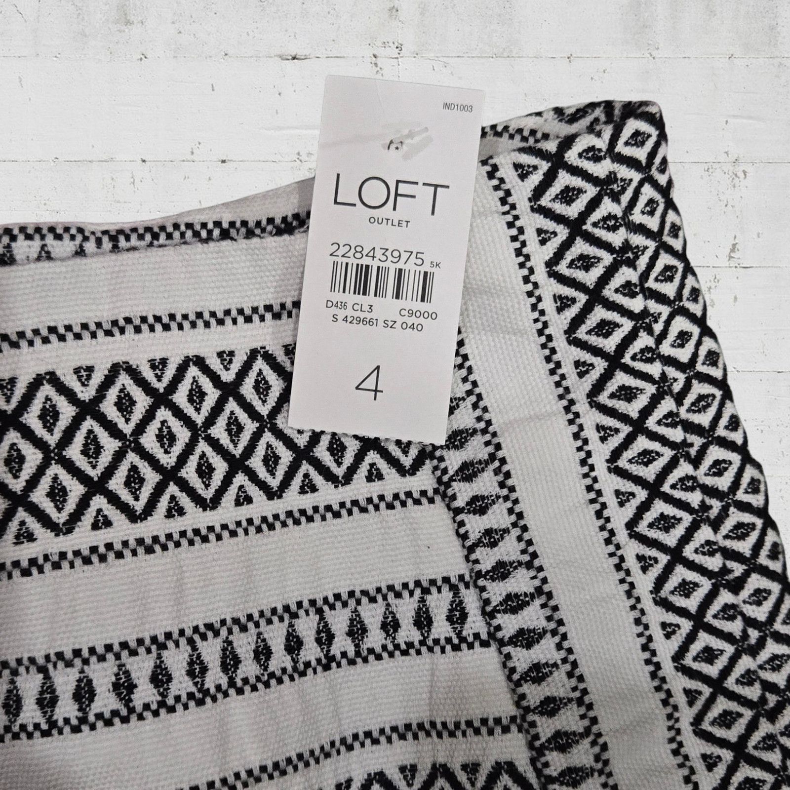 Loft LOFT White Black Aztec Bodycon Skirt Size 4 Size 27" / US 4 / IT 40 - 3 Thumbnail
