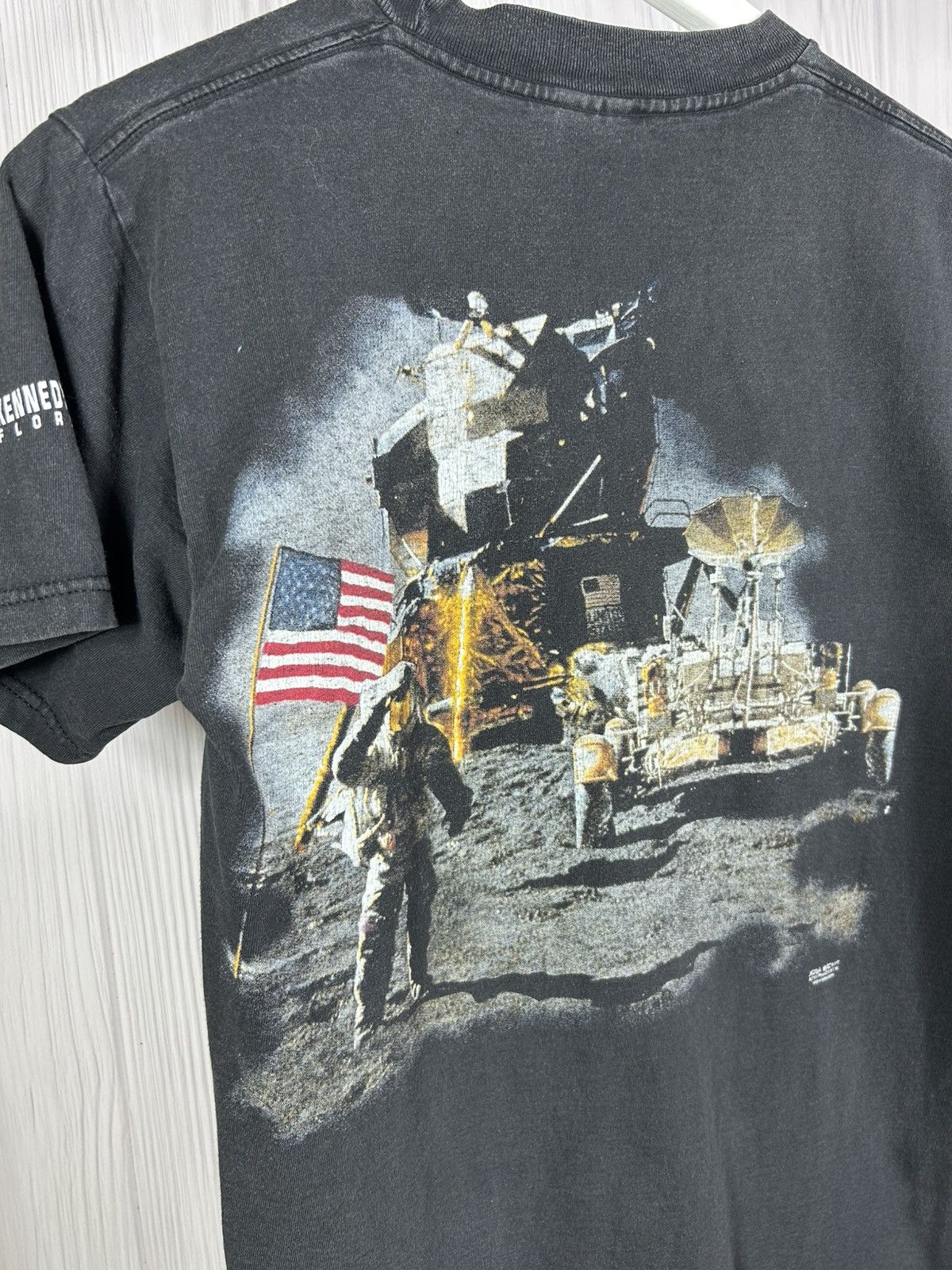 Vintage VTG 1997 Kennedy Space Center Moon Landing USA Flag T-Shirt Size US S / EU 44-46 / 1 - 9 Thumbnail