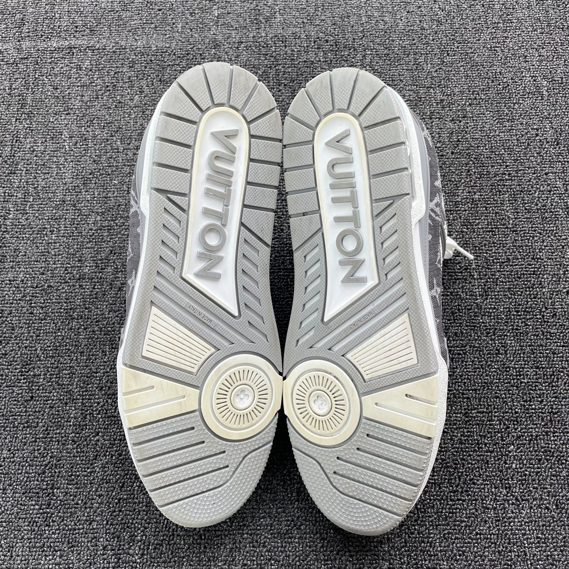Louis Vuitton LV Trainer 99 new off-white unisex size 43 Size US 10 / EU 43 - 7 Thumbnail