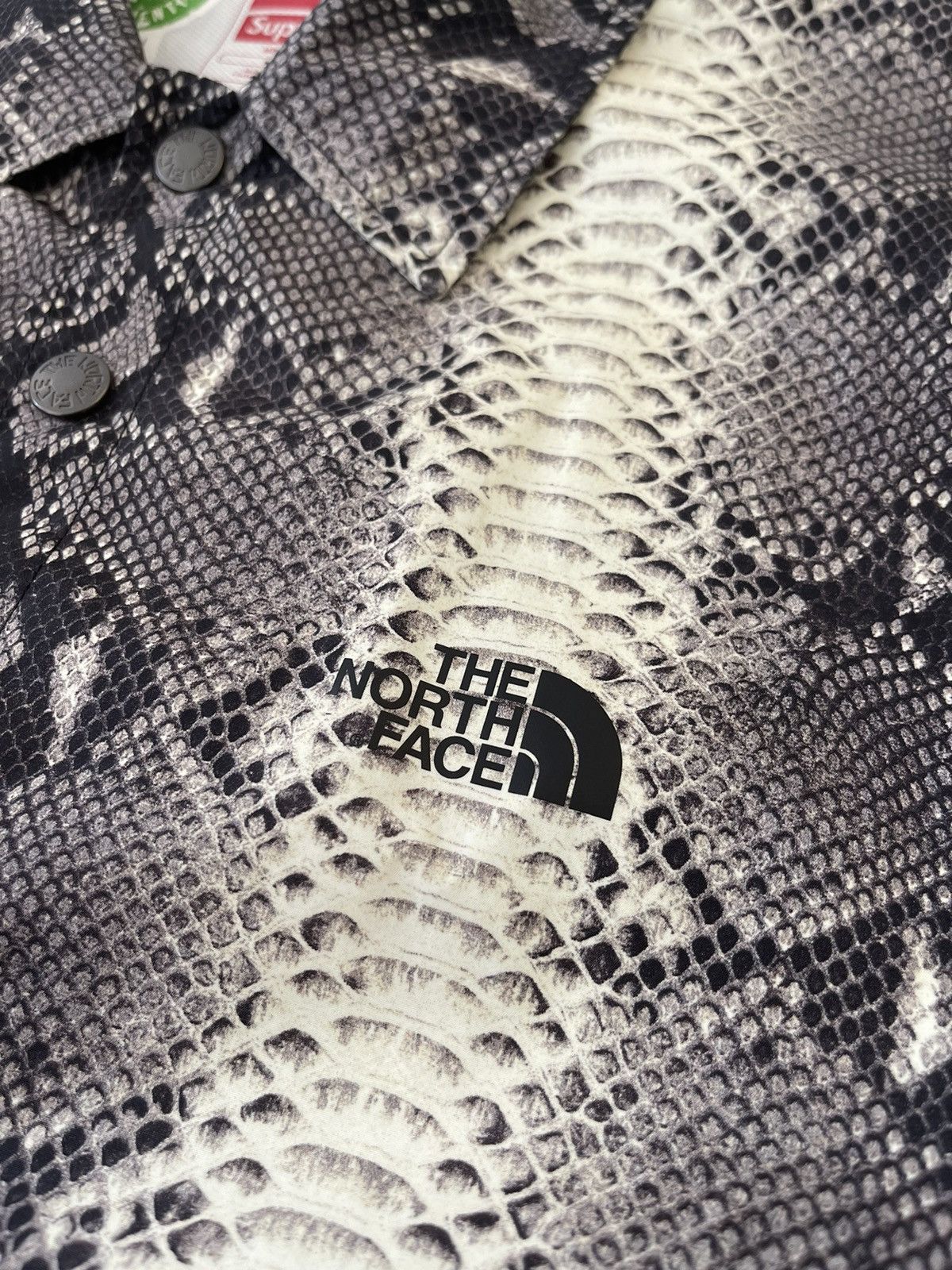Supreme × The North Face Supreme X The North Face Snakeskin Coaches Jacket SS18 Size US L / EU 52-54 / 3 - 5 Thumbnail
