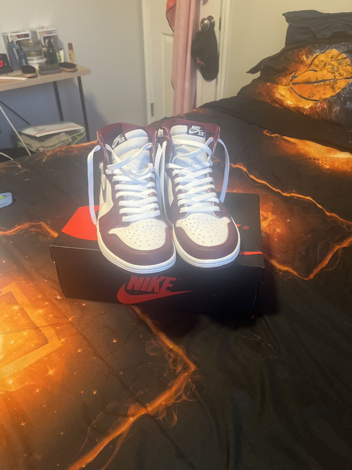 Jordan Brand Jordan 1 High Top OG Bordeaux Size US 12 / EU 45 - 4 Thumbnail