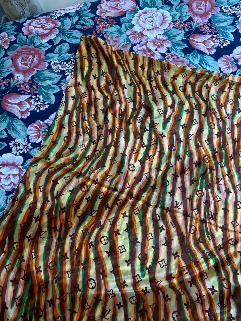 Louis Vuitton Louis Vuitton Multicolor Silk Geometric Shawl Scarf . Size ONE SIZE - 5 Thumbnail