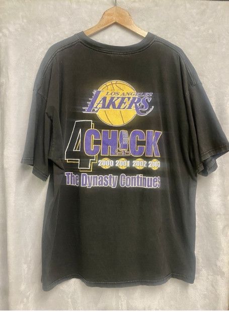 Gildan Vintage L.A. Lakers Chick Hearn Tribute 4 Peat Short Sleeve Size US XXL / EU 58 / 5 - 1 Thumbnail