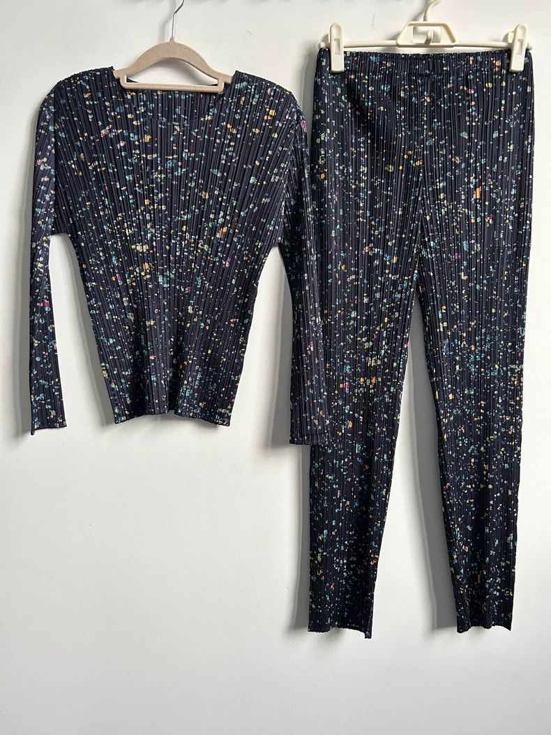 Issey Miyake size:3 Black pleated top