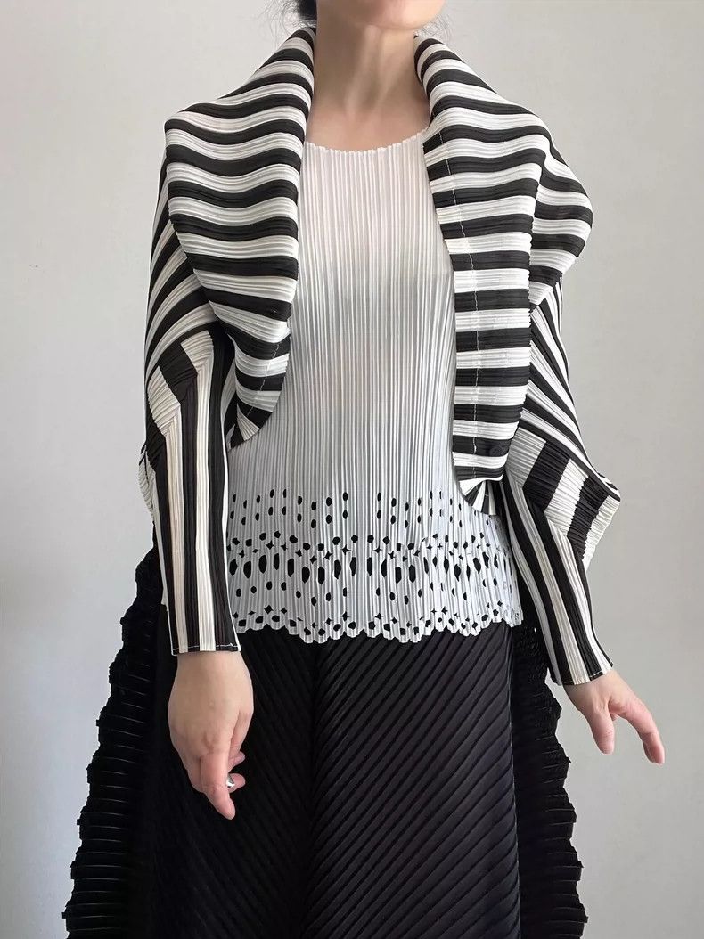 Issey Miyake Issey Miyake size:one size Black and white pleated zebra c Size XS / US 0-2 / IT 36-38 - 4 Thumbnail