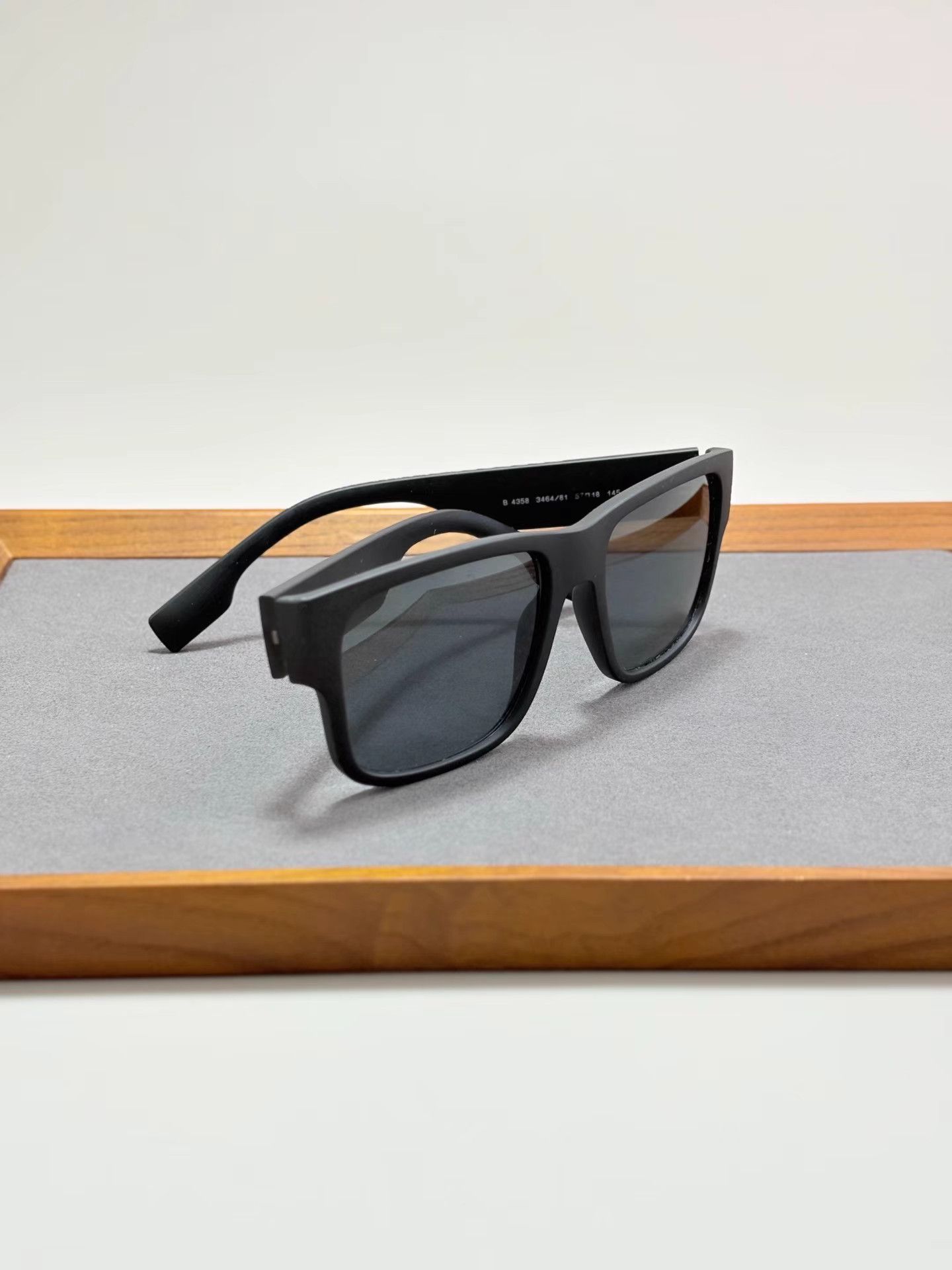 Burberry BURBERRY Letter Logo Sunglasses K1 Size ONE SIZE - 2 Thumbnail