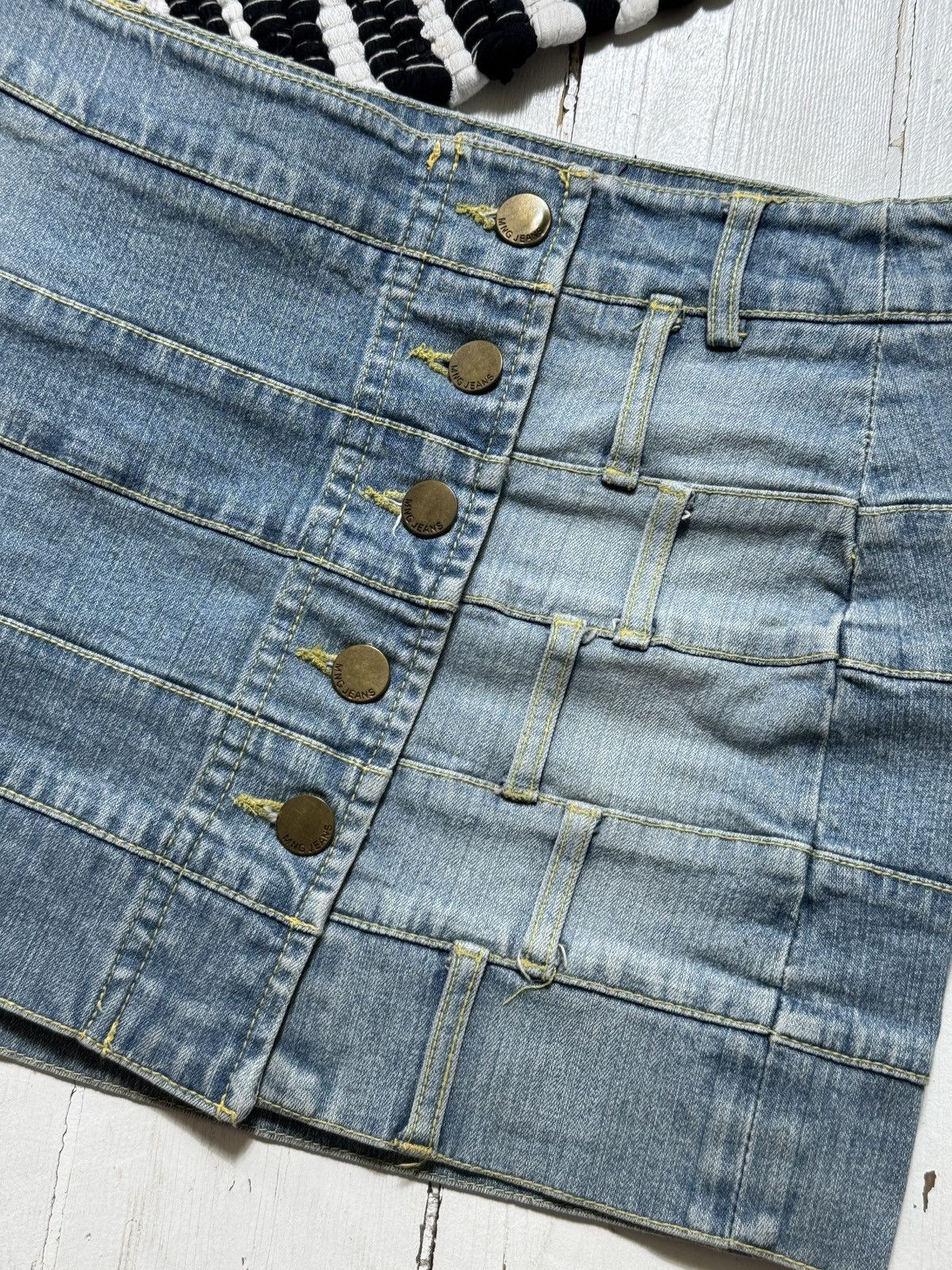 Mango VINTAGE AVANT GARDE BELT STYLE MINI DENIM SKIRT Size 26" / US 2 / IT 38 - 4 Thumbnail