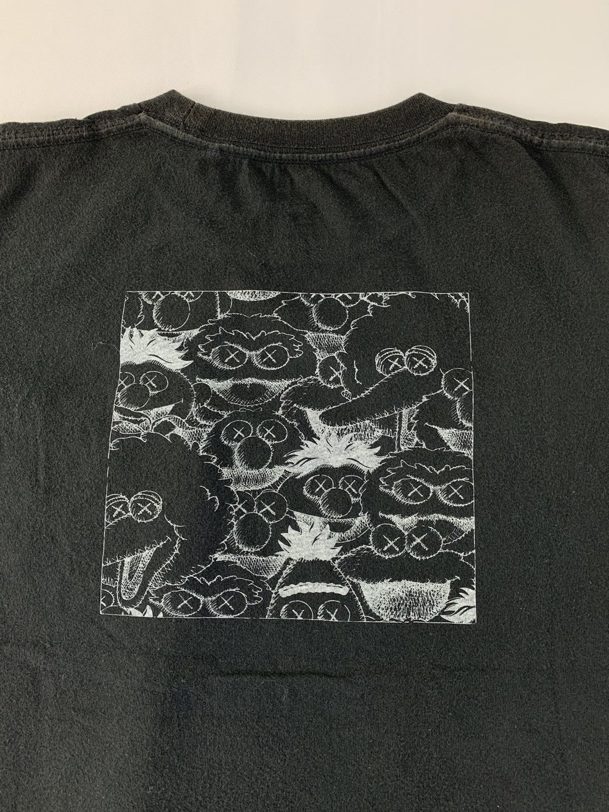 Kaws Kaws Sesame Street Single Pocket Art Logo Tee Size S / US 4 / IT 40 - 2 Thumbnail