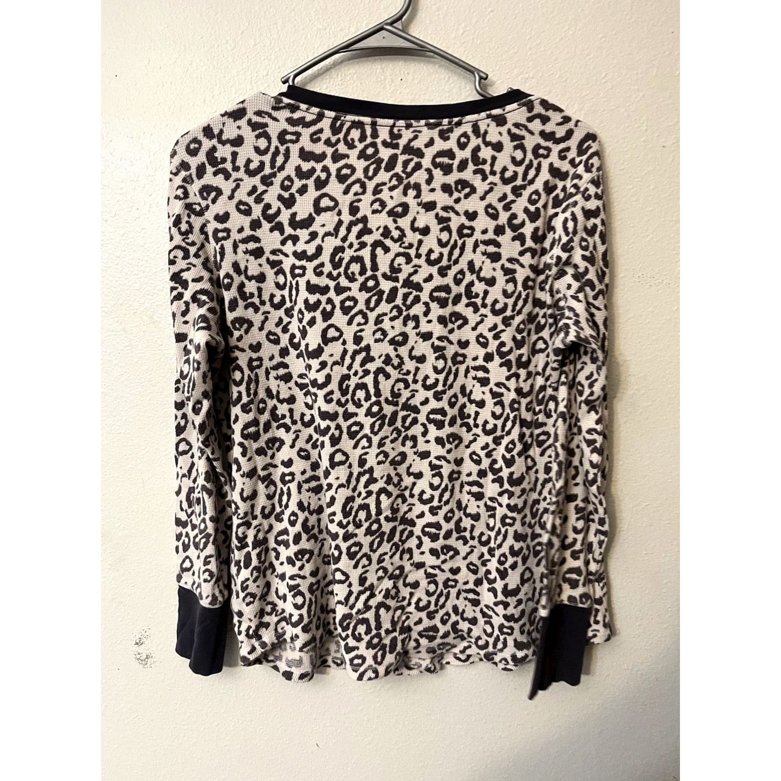 Victoria's Secret Victoria's Secret Shirt Womens Large Gray Long Sleeve Henley Animal Print Top Size L / US 10 / IT 46 - 3 Thumbnail