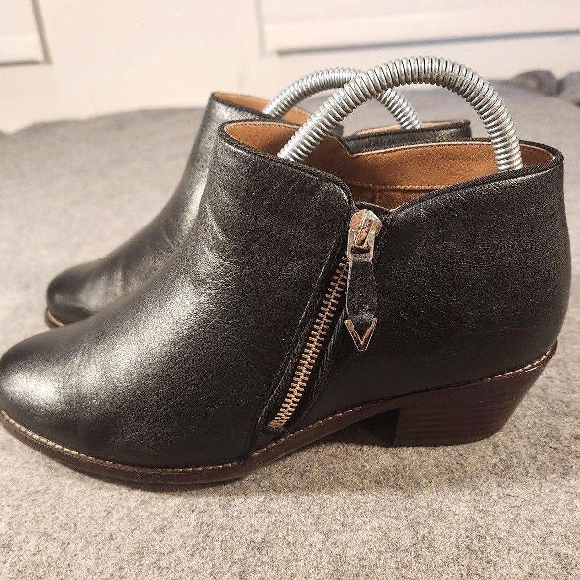 Vionic Vionic Boots Womens 8 W Black Leather Jolene Ankle Booties Zip Low Heel Size US 9 / IT 39 - 2 Thumbnail