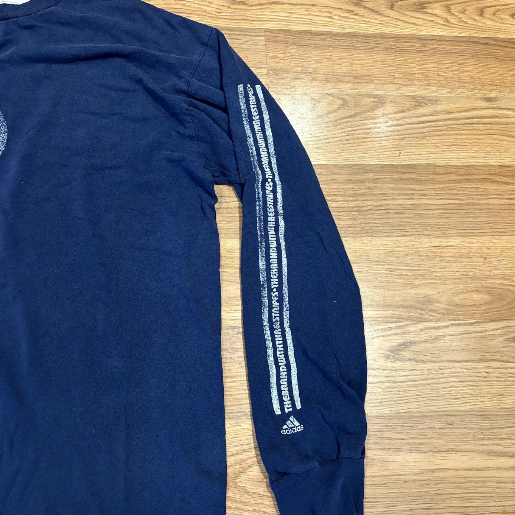 Adidas VINTAGE Adidas Faded Logo Navy Blue Long Sleeve T Shirt Mens Size Large Size US L / EU 52-54 / 3 - 5 Thumbnail