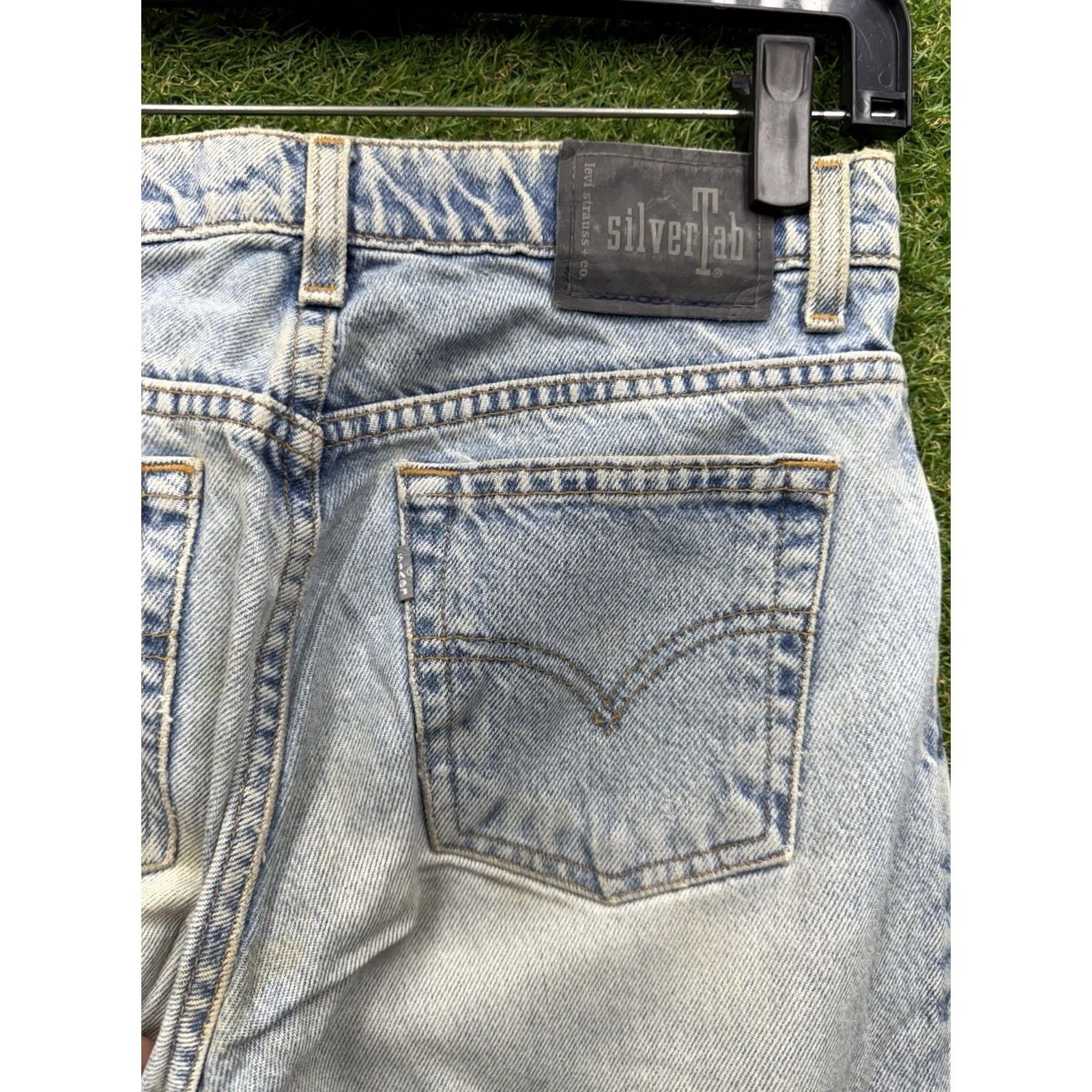 Levi's VINTAGE Levi's Silvertab Jeans Flared Light Wash Denim 28W 7 33in 90s Womens Jeans Distressed 5-Pocket Blue Size 28" / US 6 / IT 42 - 3 Thumbnail