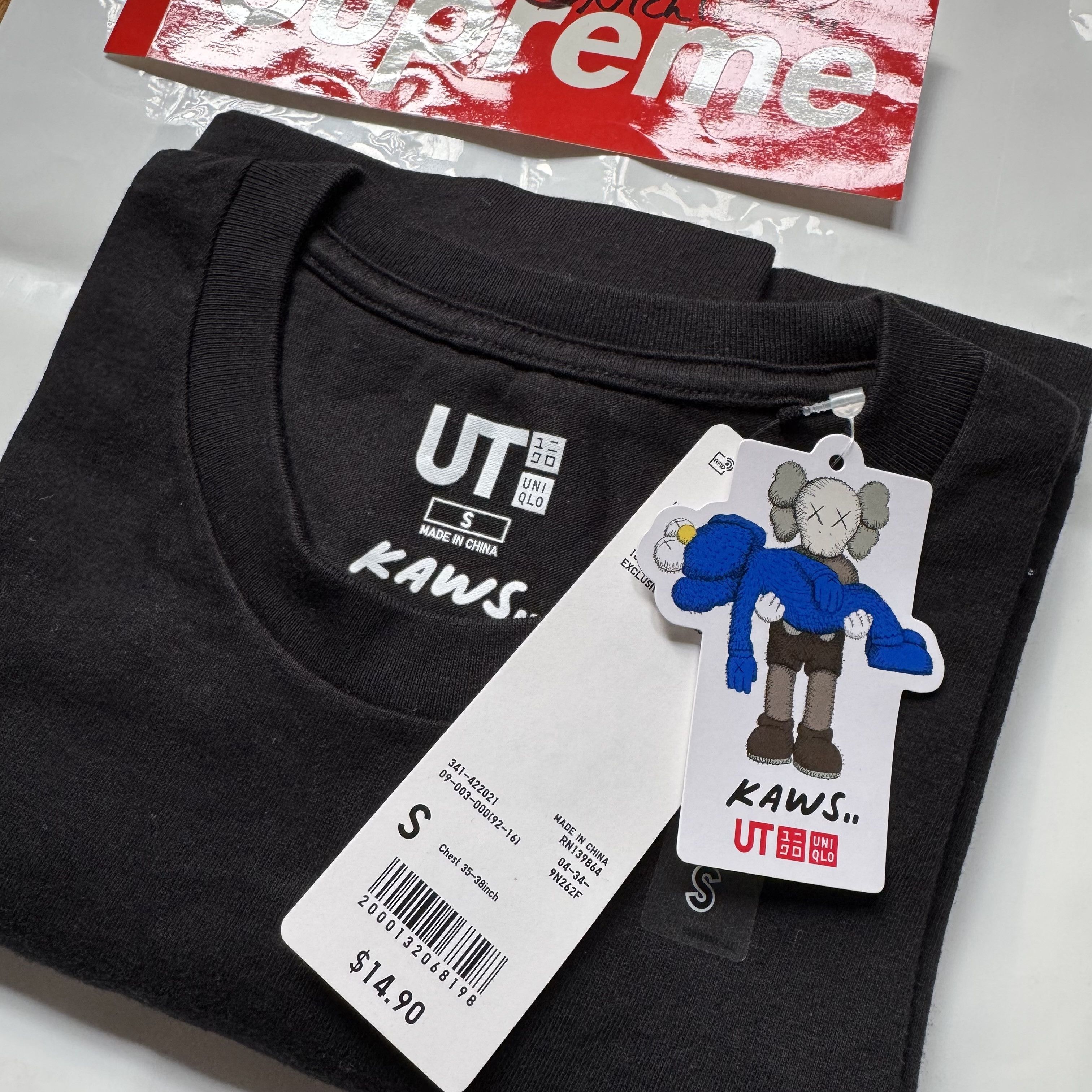 Kaws × Uniqlo Wordmark Tee Size US S / EU 44-46 / 1 - 3 Thumbnail