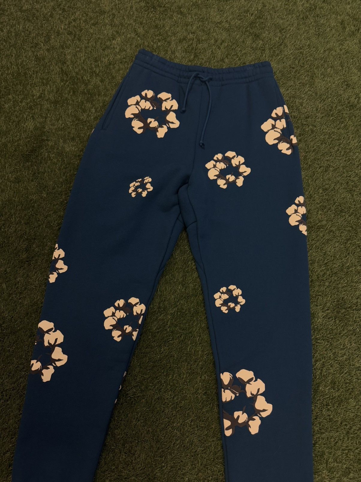 Cactus Plant Flea Market × DENIM TEARS Denim Tears x CPFM Sweatpants Cotton Wreath Size S (NEW) Size US 30 / EU 46 - 4 Thumbnail