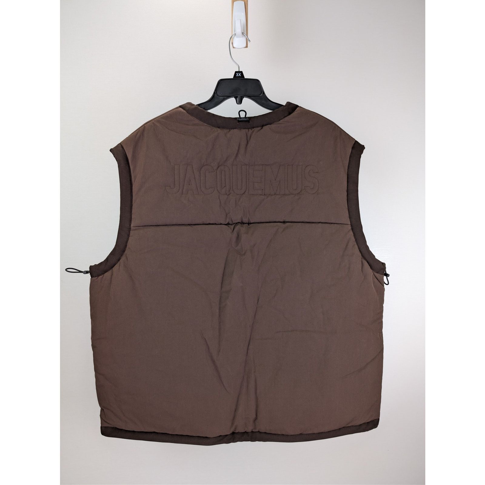Jacquemus o1rshd1 'Le Gilet Carozzu' padded vest in dark brown Size US L / EU 52-54 / 3 - 13 Thumbnail